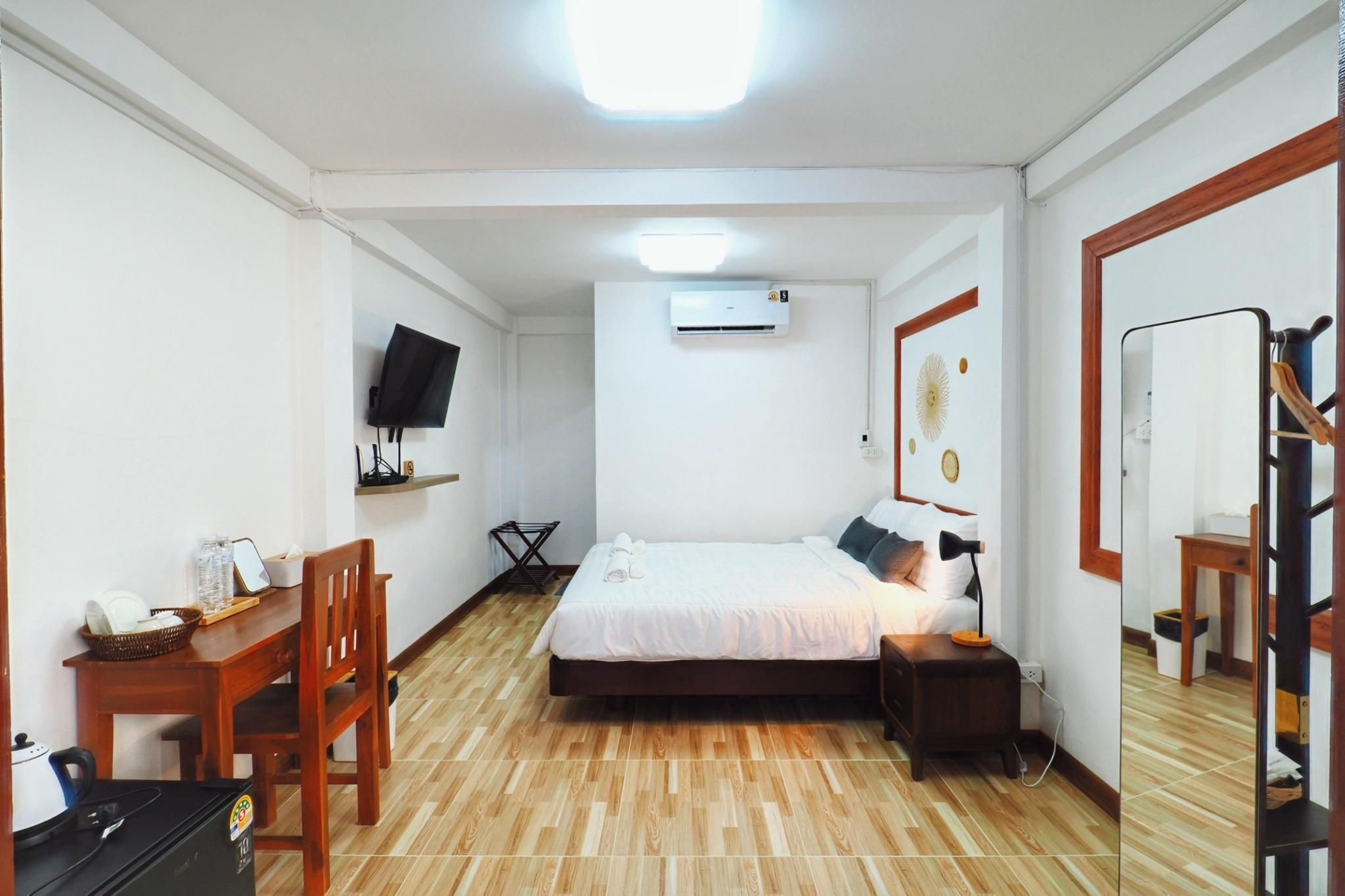Baan Inta Hostel - บ้านอินตาโฮสเทล Superior Queen Room 1 2