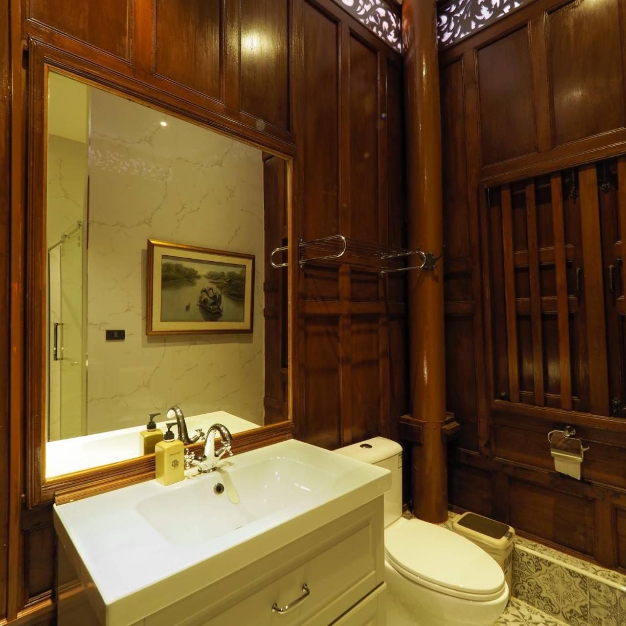 Deluxe King Room (Thai A)