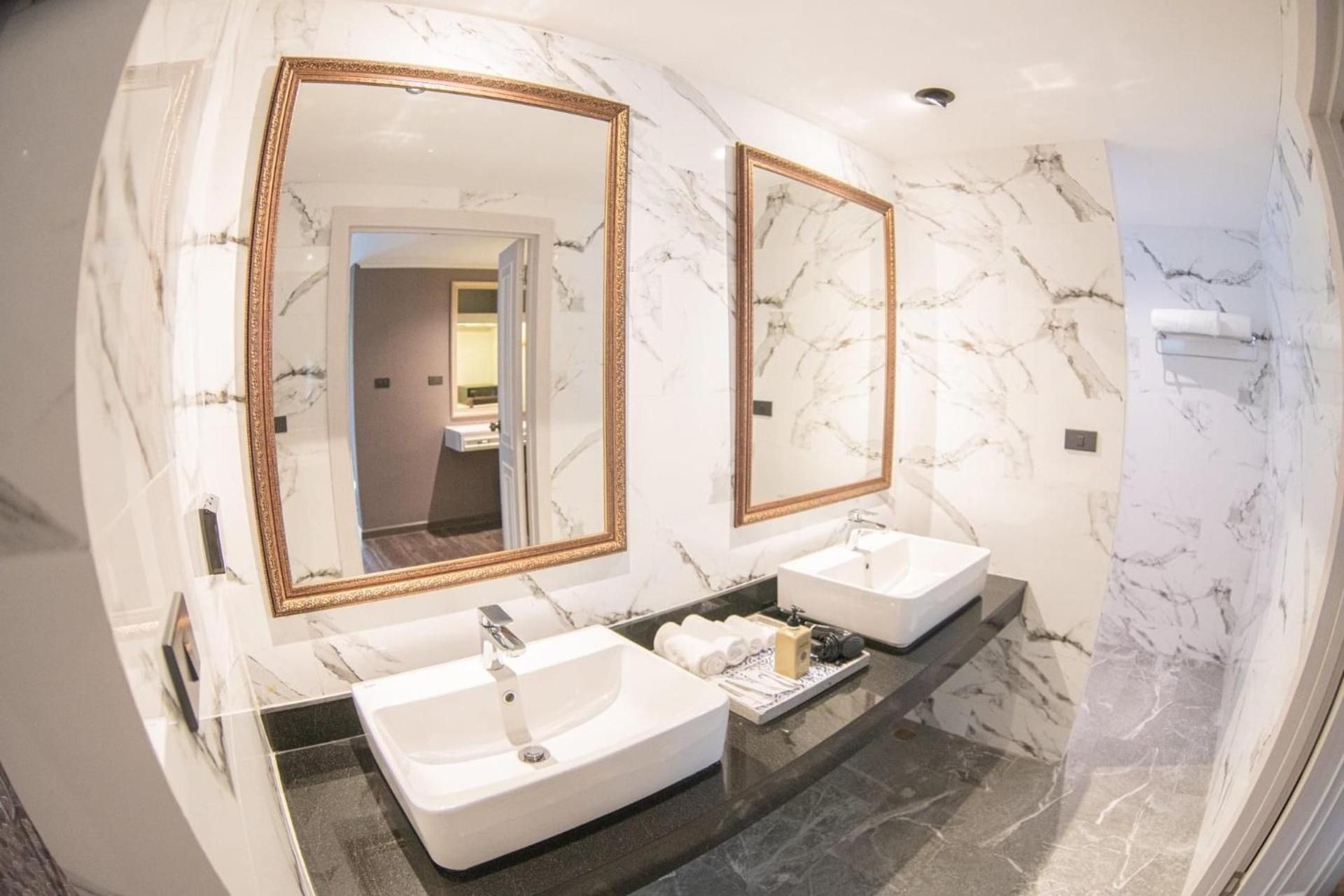 Deluxe King Room (Modern 1)