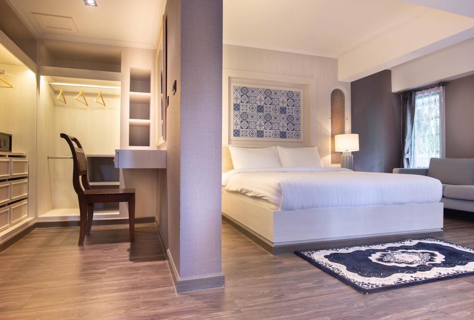 Deluxe King Room (Modern 1)