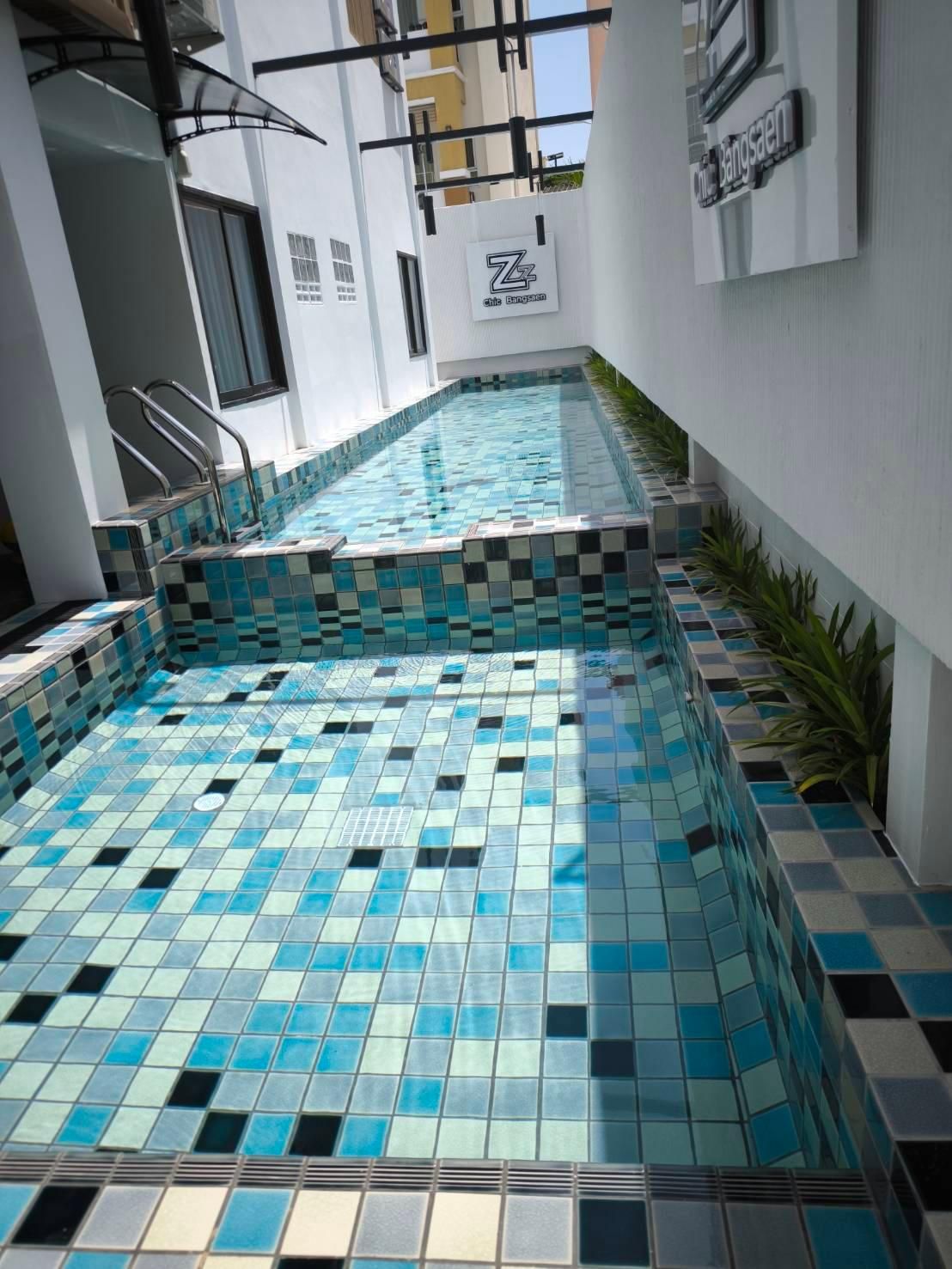 swimming pool [outdoor]