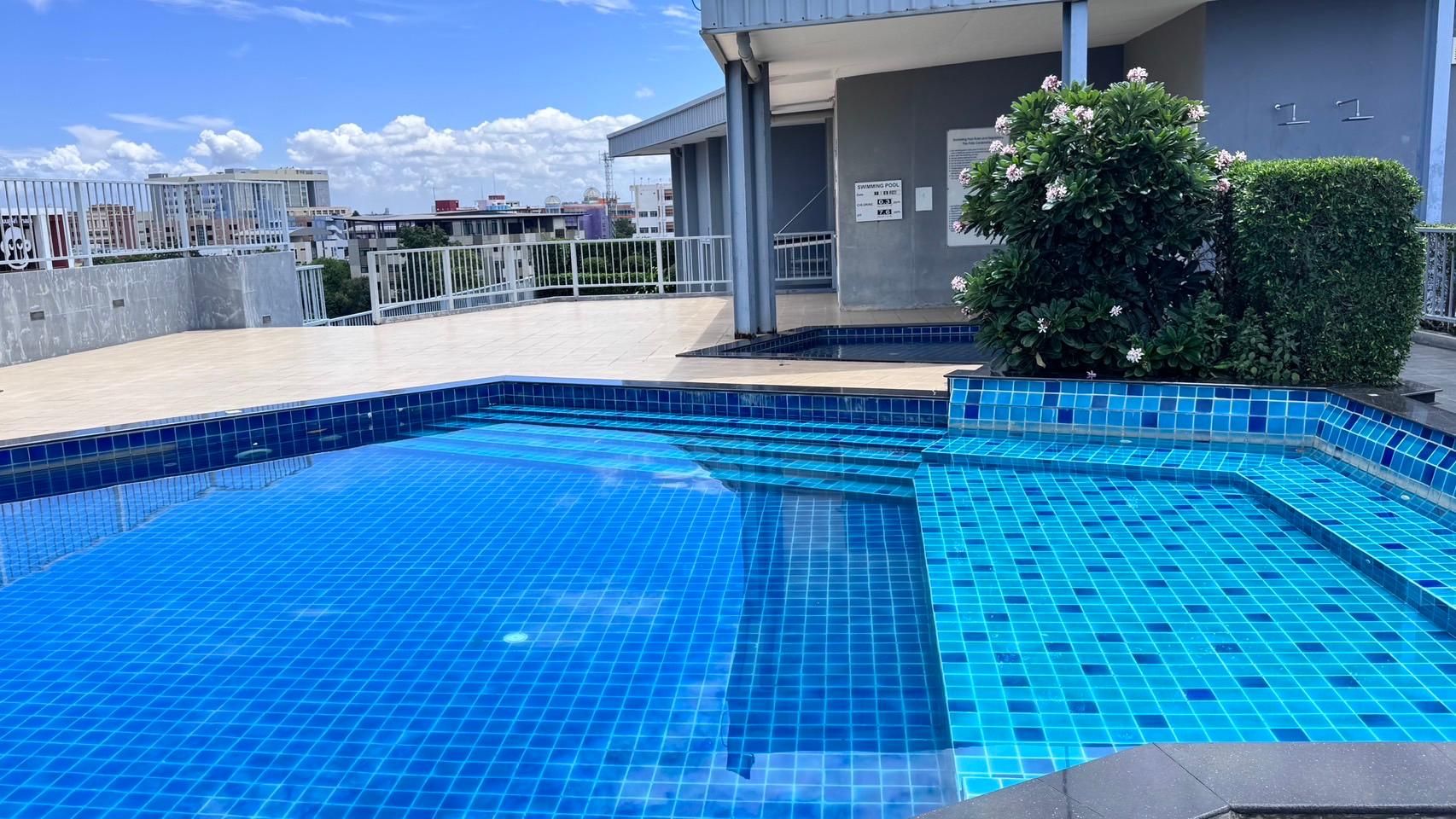 swimming pool [outdoor]