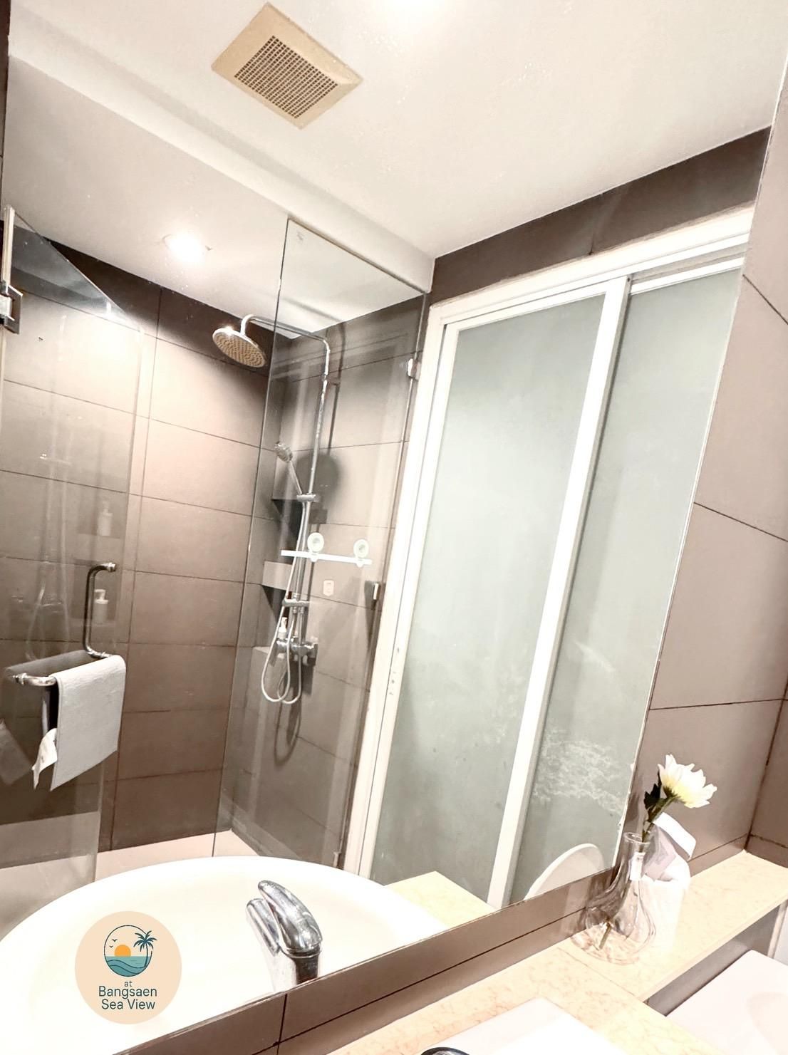 Khunroom789 1 - Bedroom City View Apartment with Study 2