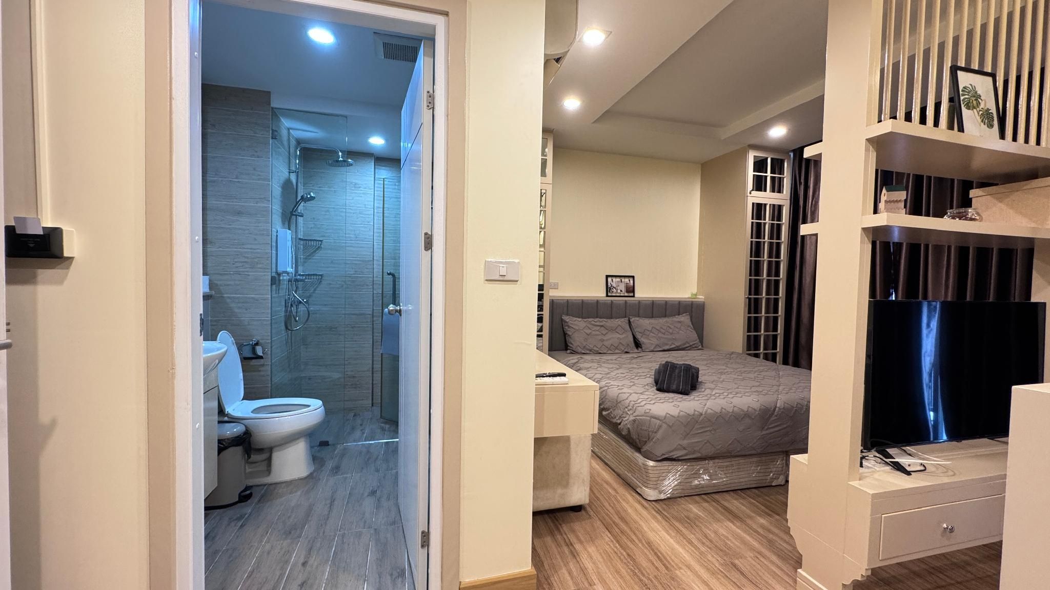 1 - Bedroom City View Apartment with Study