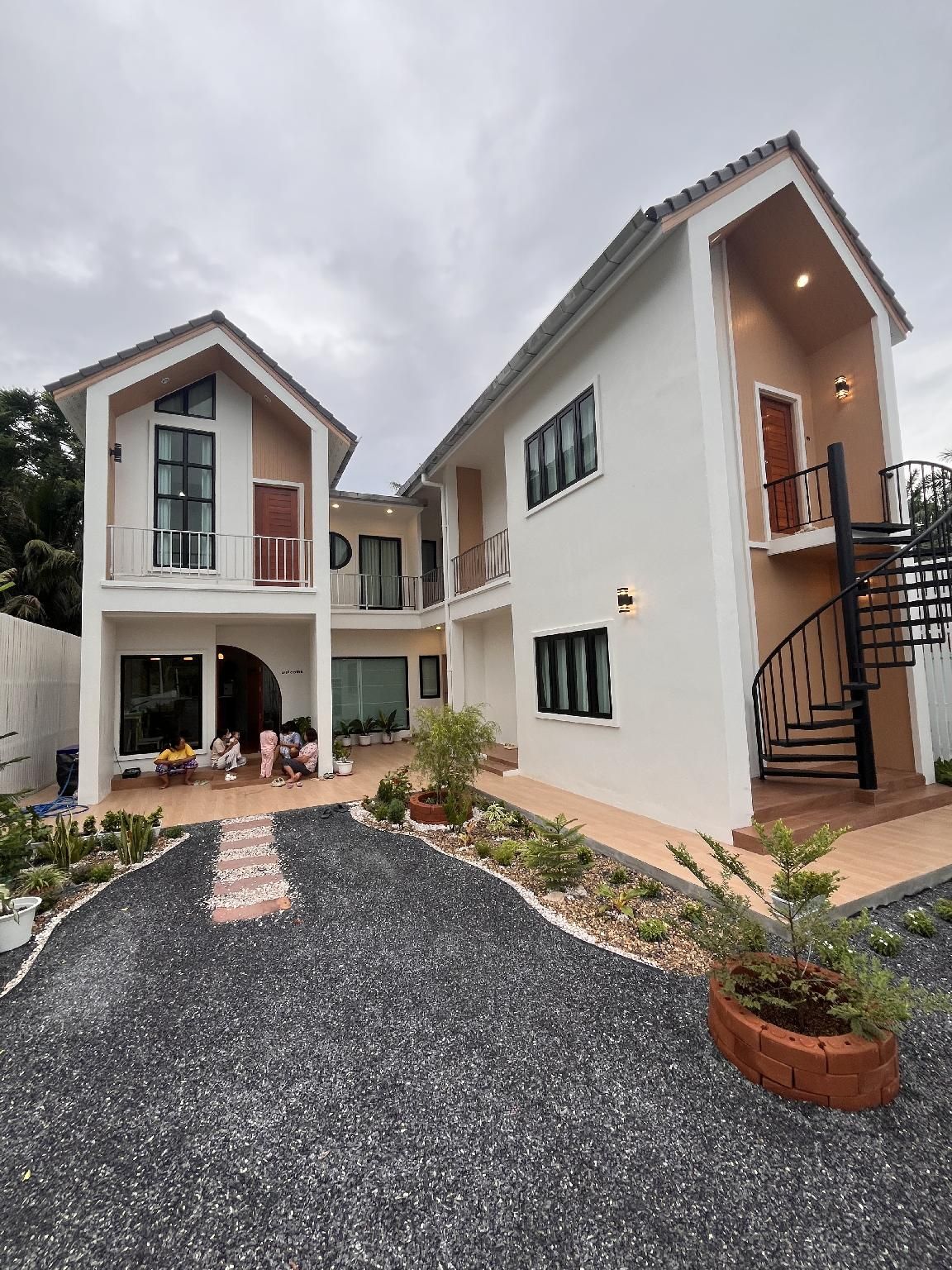 A RISA hometel and cafe