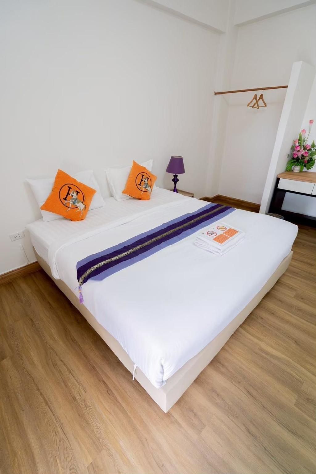 Queen Room with En-Suite