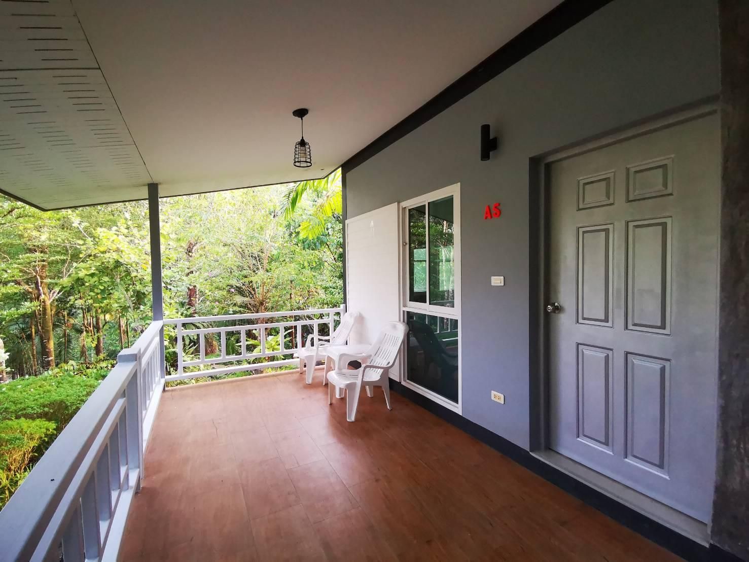 Green View Studio with Balcony