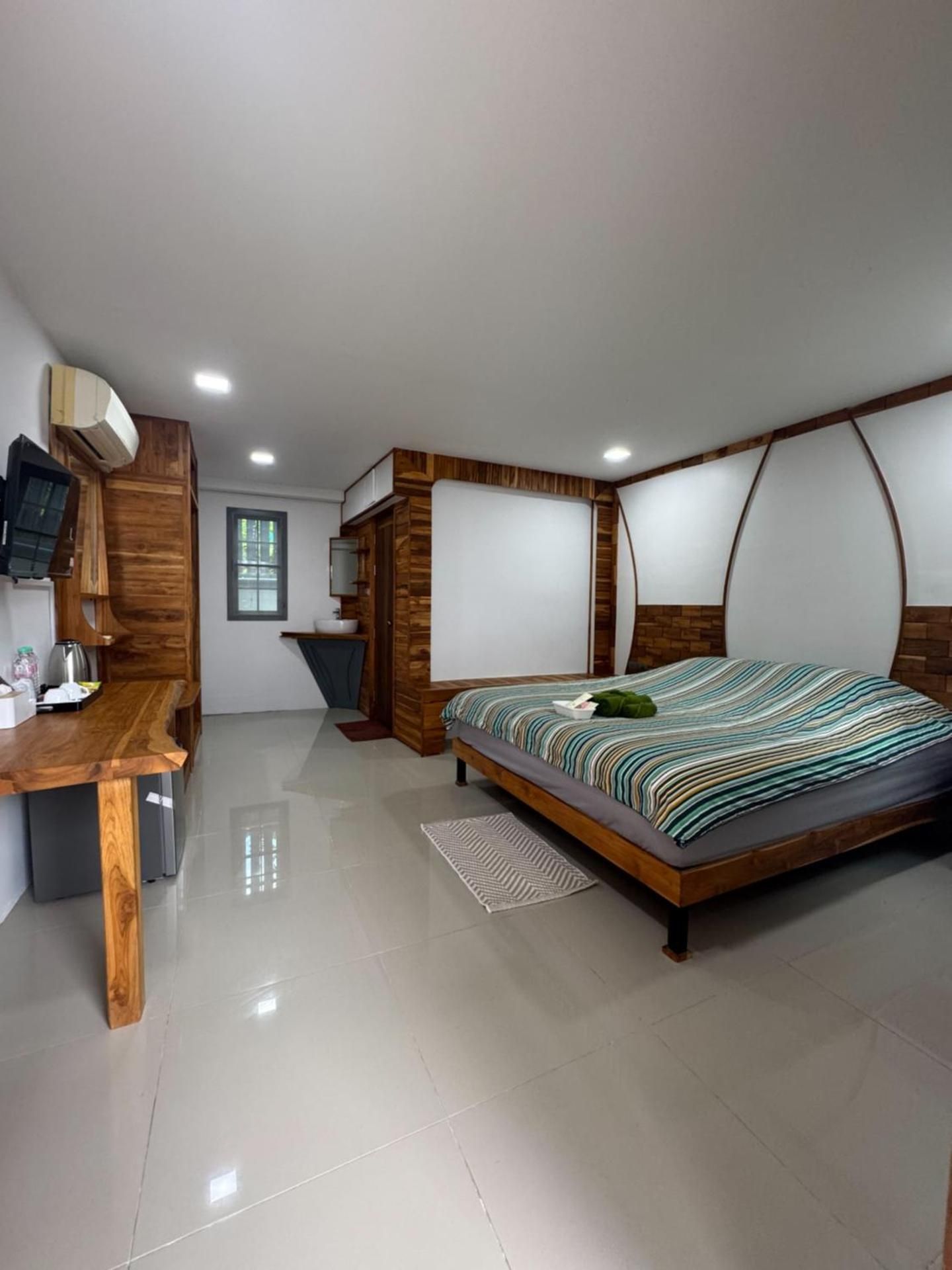 Standard Queen Room