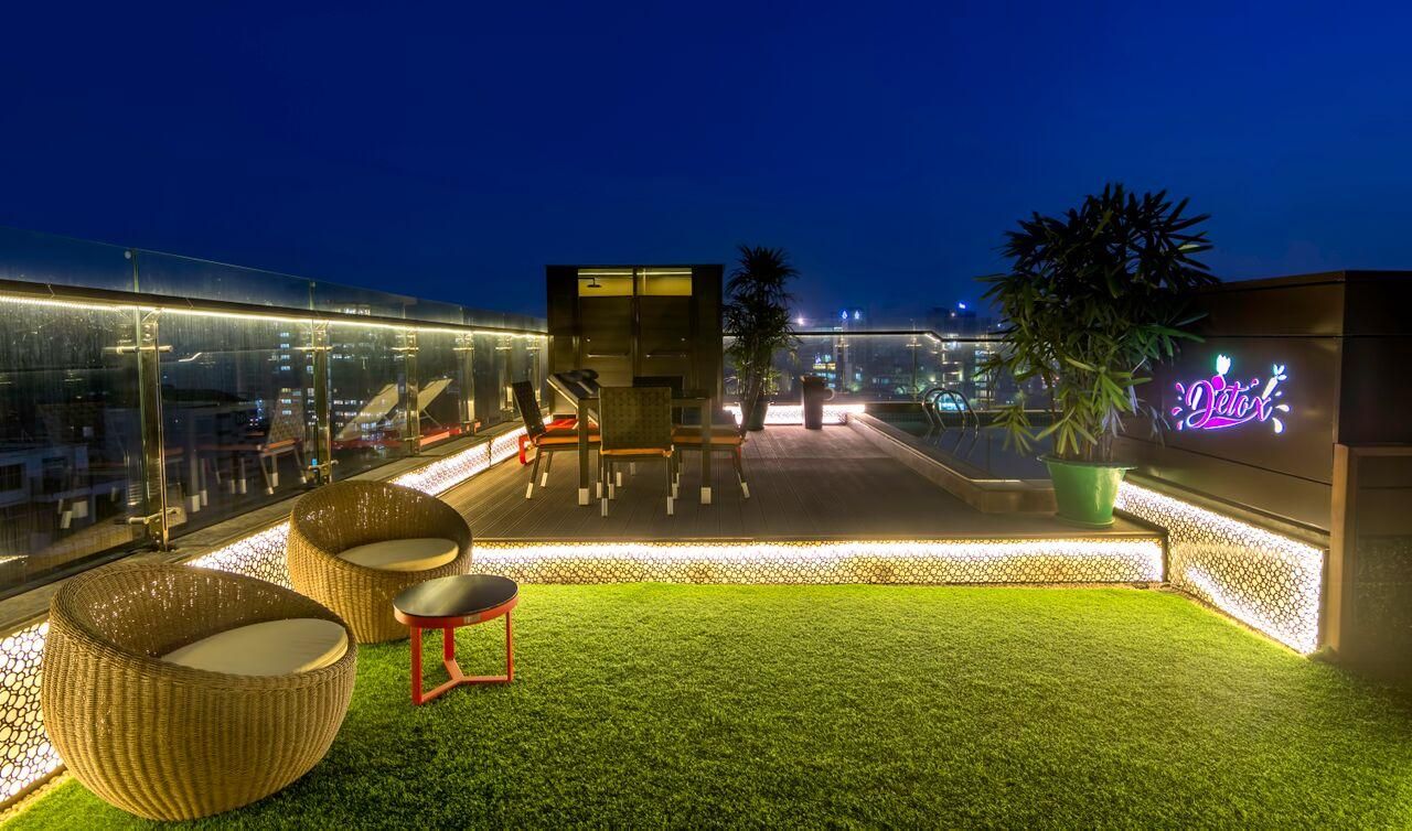 swimming pool [outdoor]