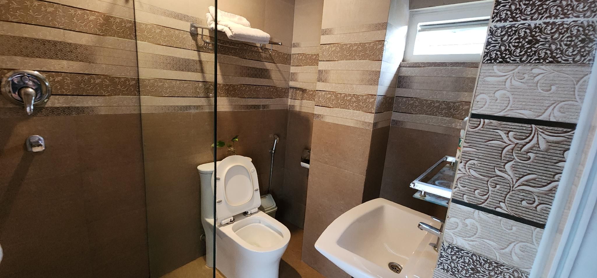 8 Bed Mixed Community Dorm