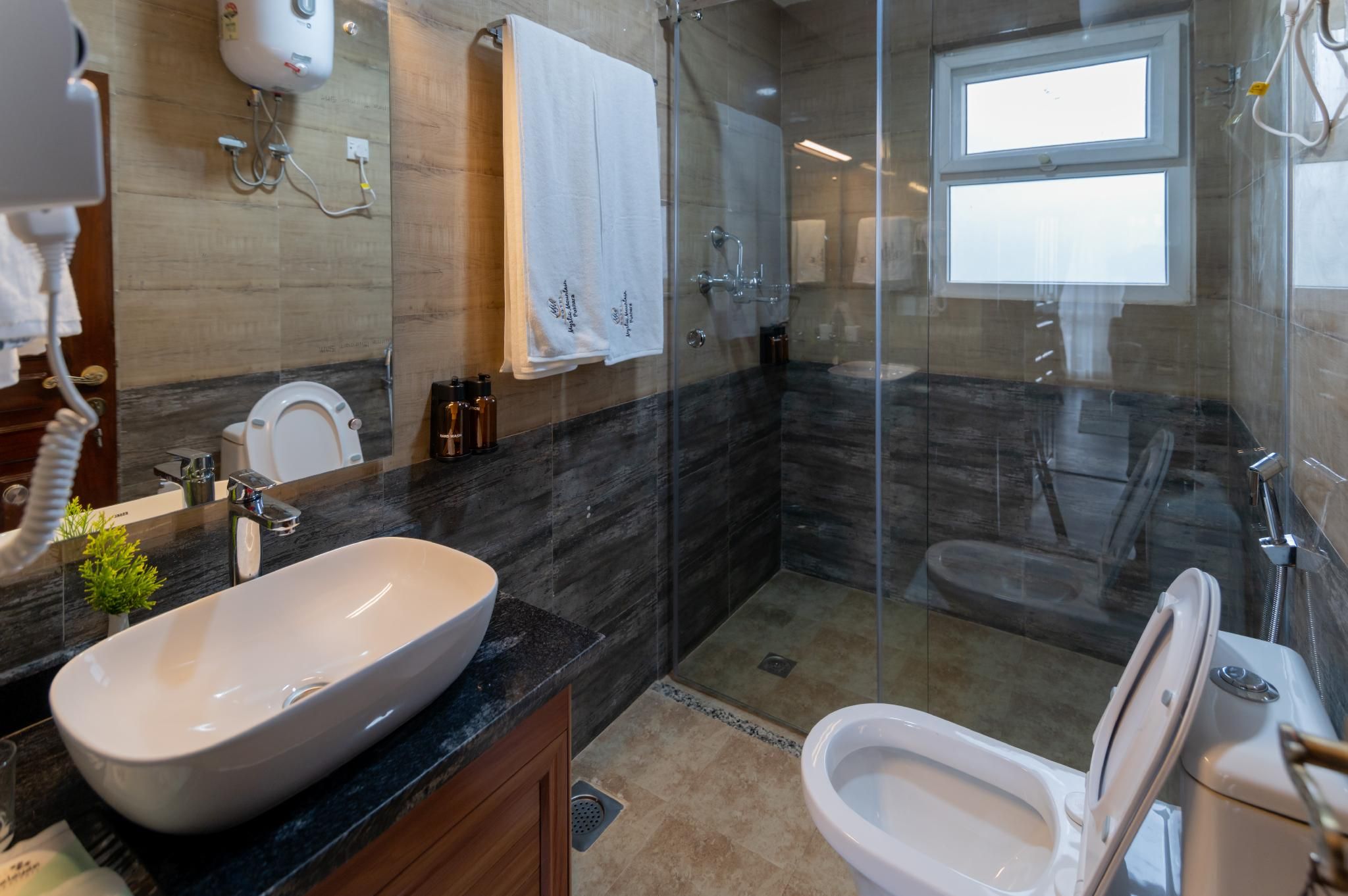 Hotel Mystic Mountain, Pokhara Deluxe Suite 5