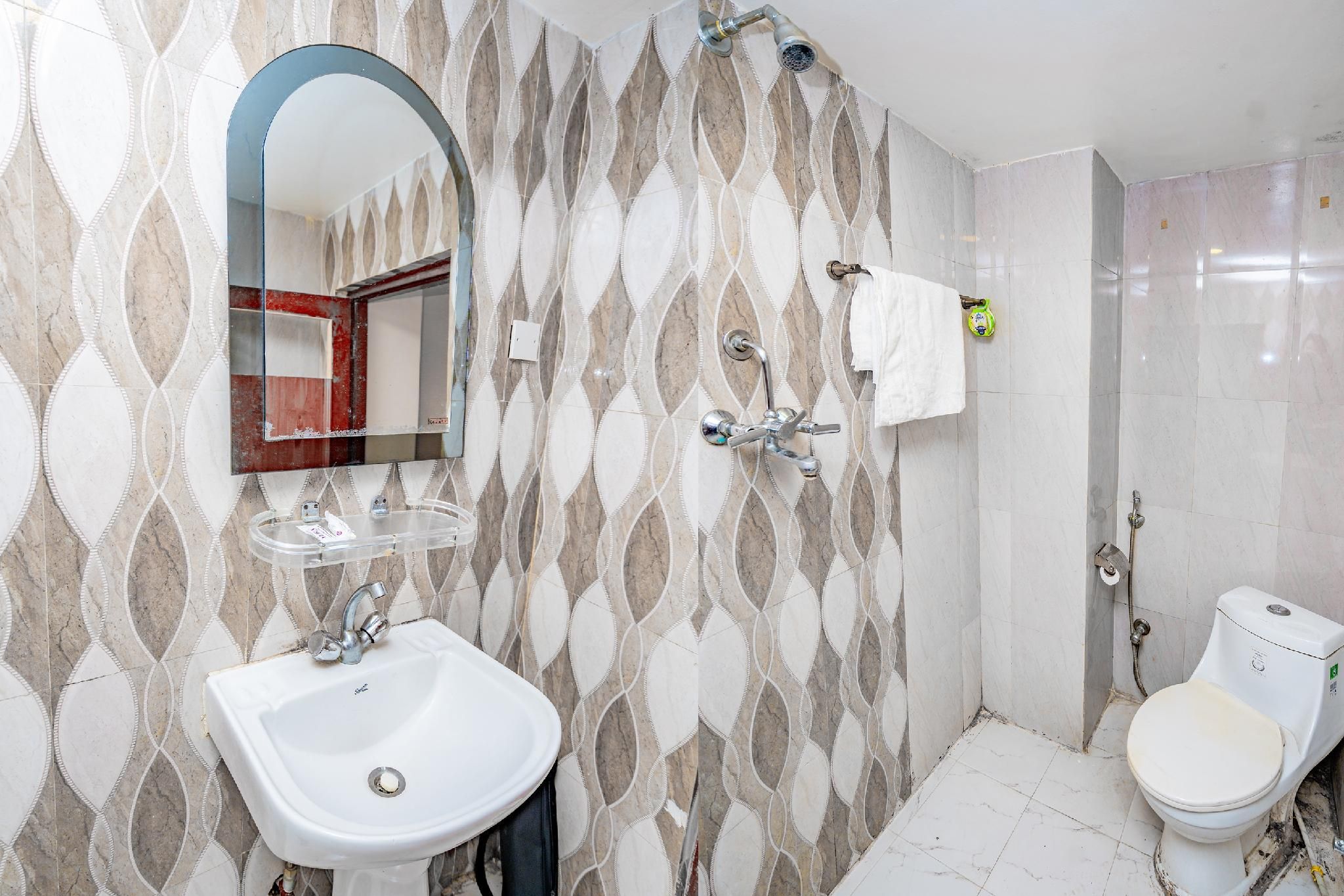 OYO 827 Taj Hotel And Restaurant Classic Double or Twin 3