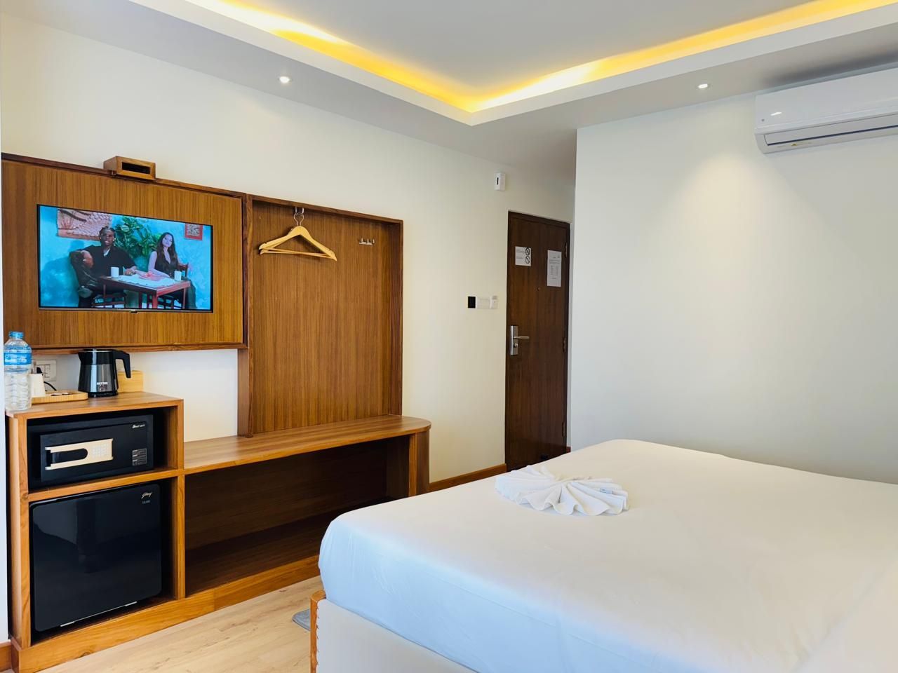 Deluxe - 1 King Bed