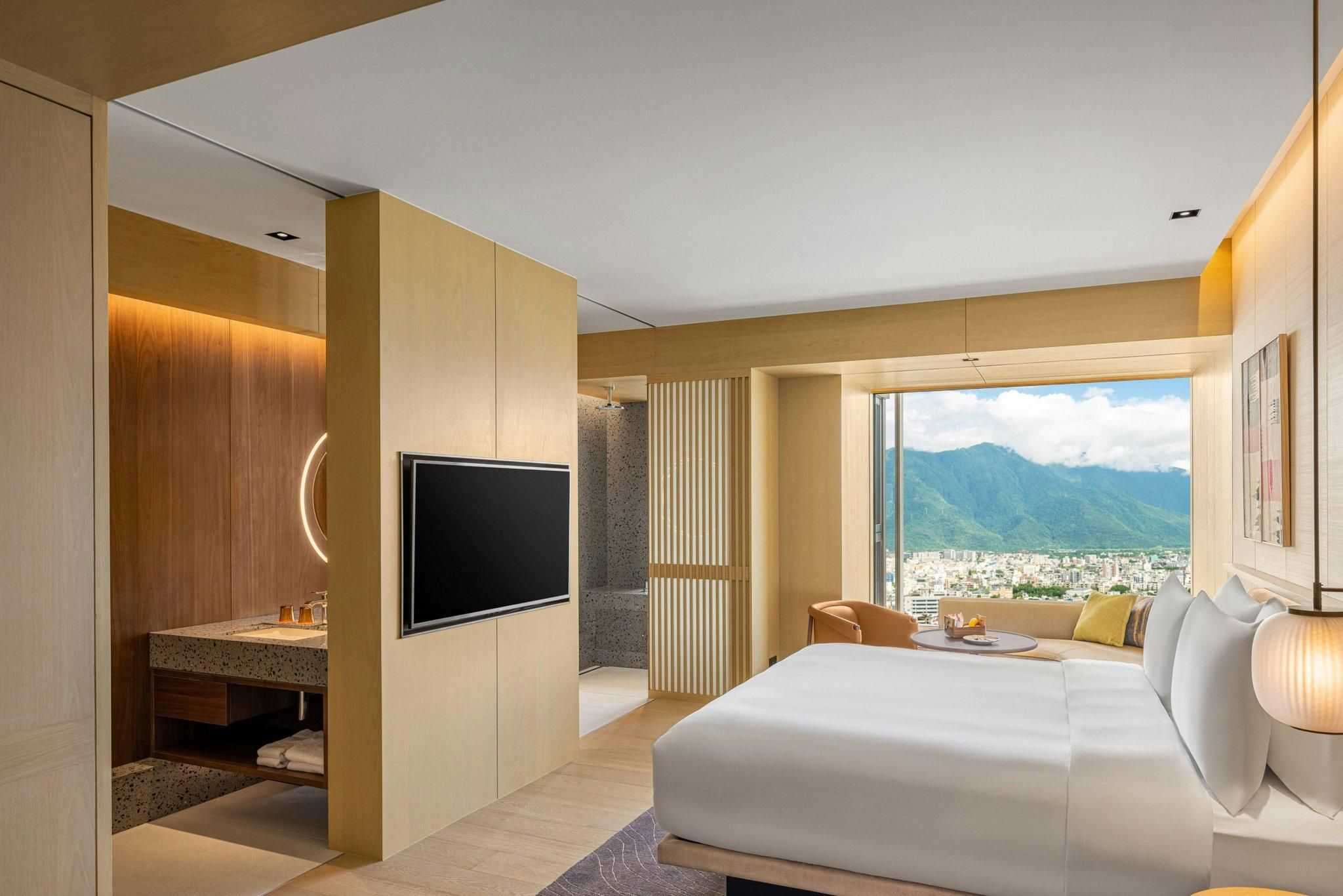 Deluxe Hot Spring Room, Guest room, 1 King, Mountain view