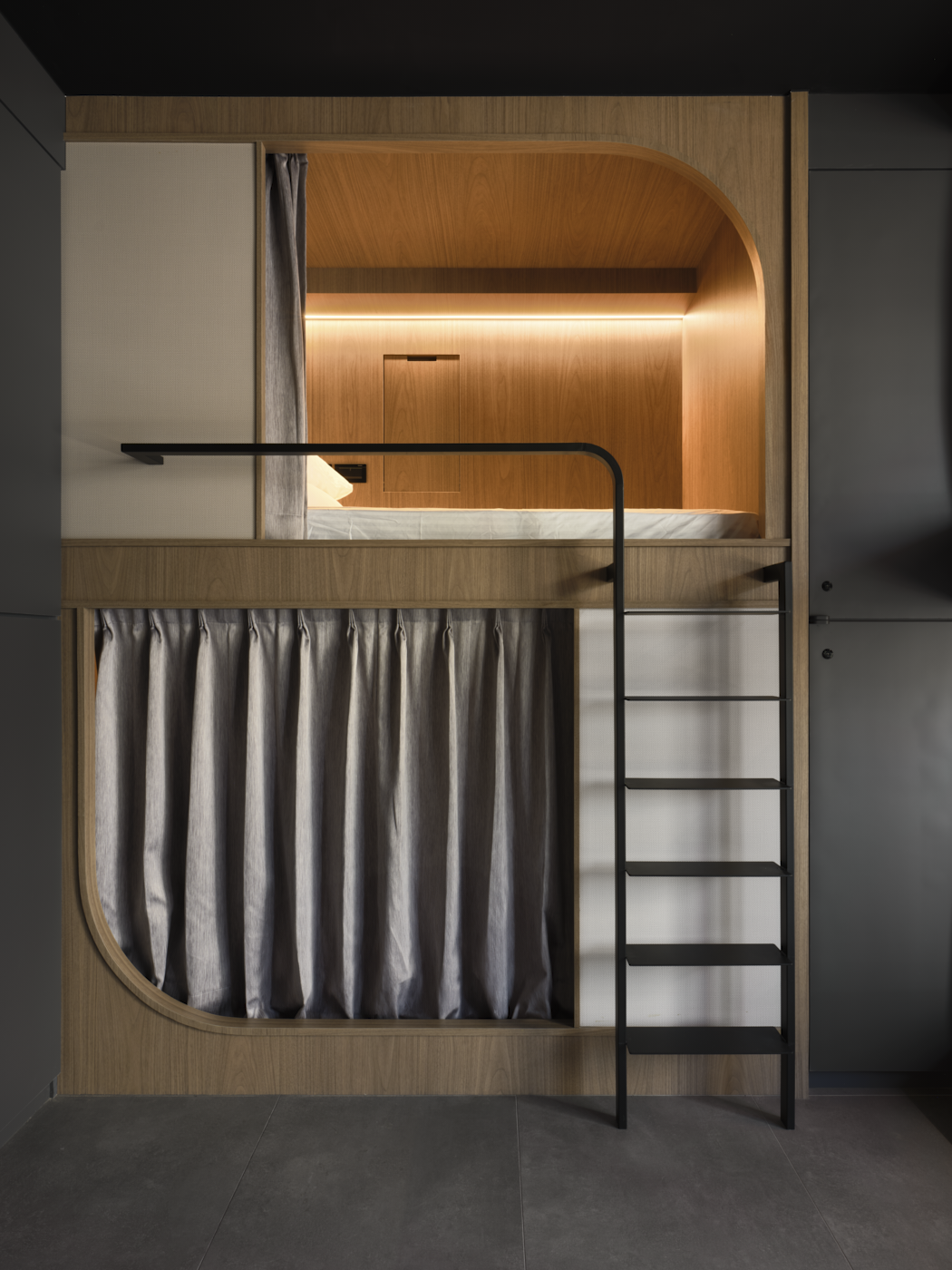 Mixed Dormitory - 8 Bunk Beds