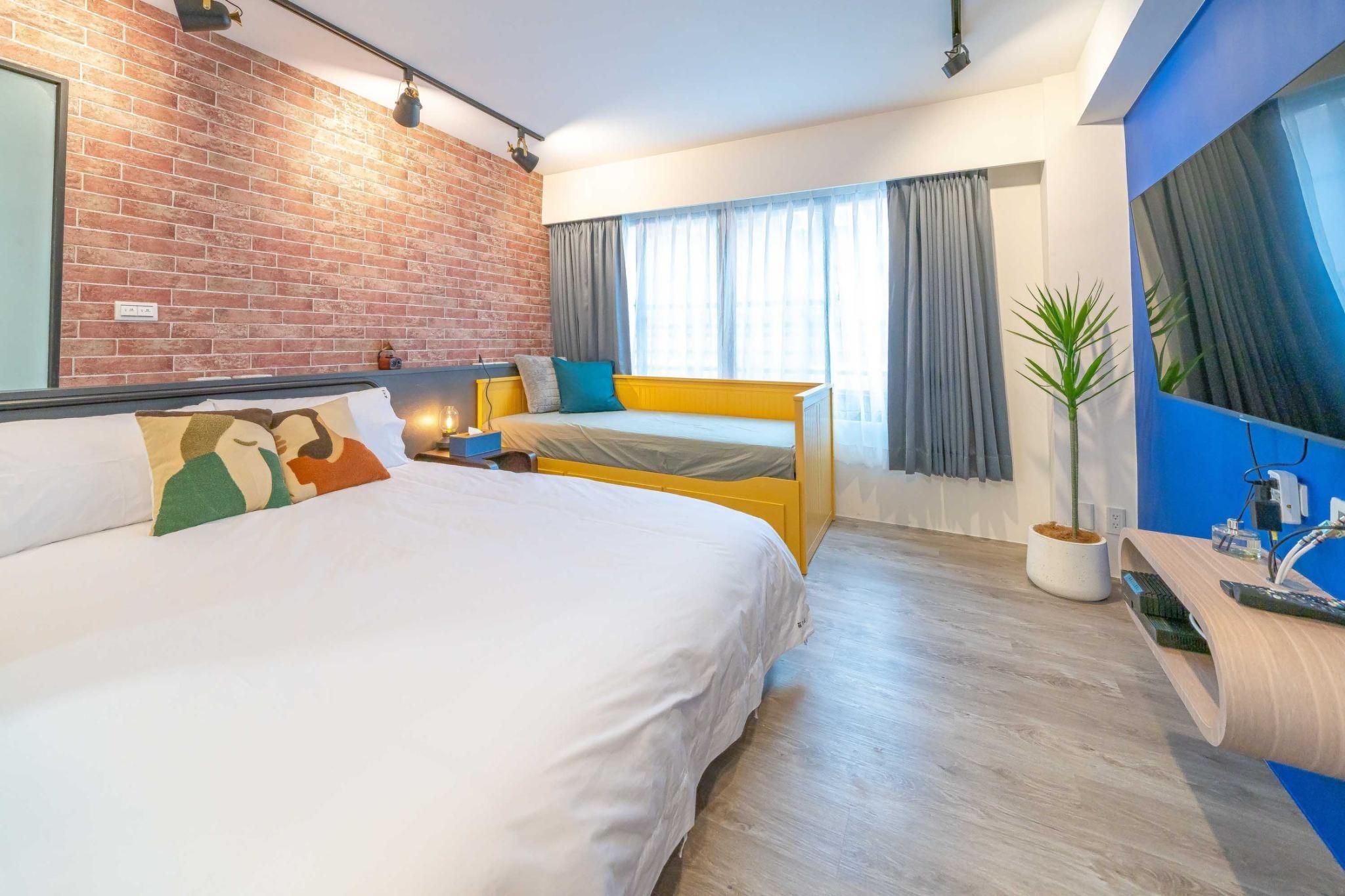 Corner Double Room - Non-Smoking