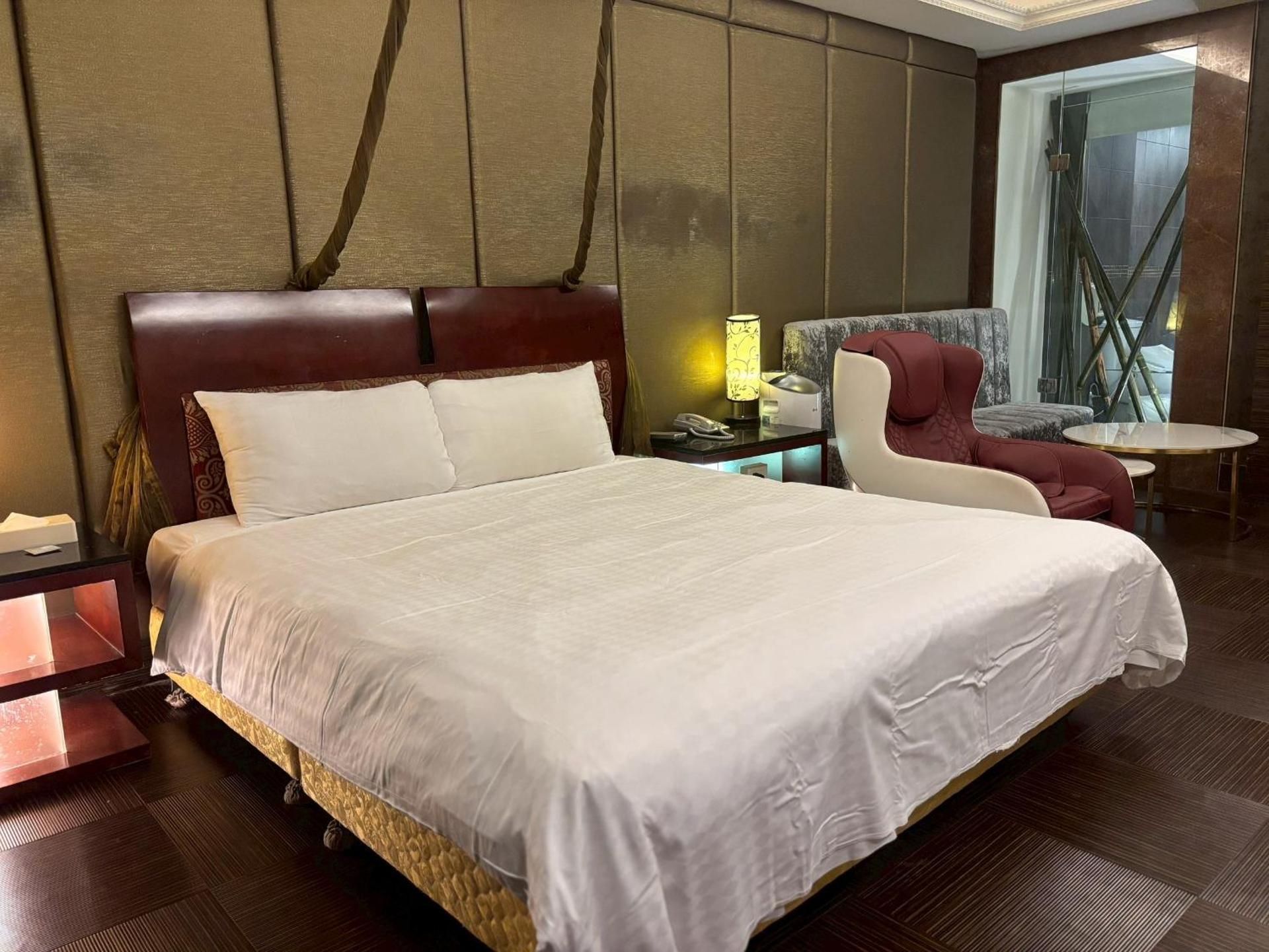 Deluxe Double Room with Bath(Check-in after 21:00)