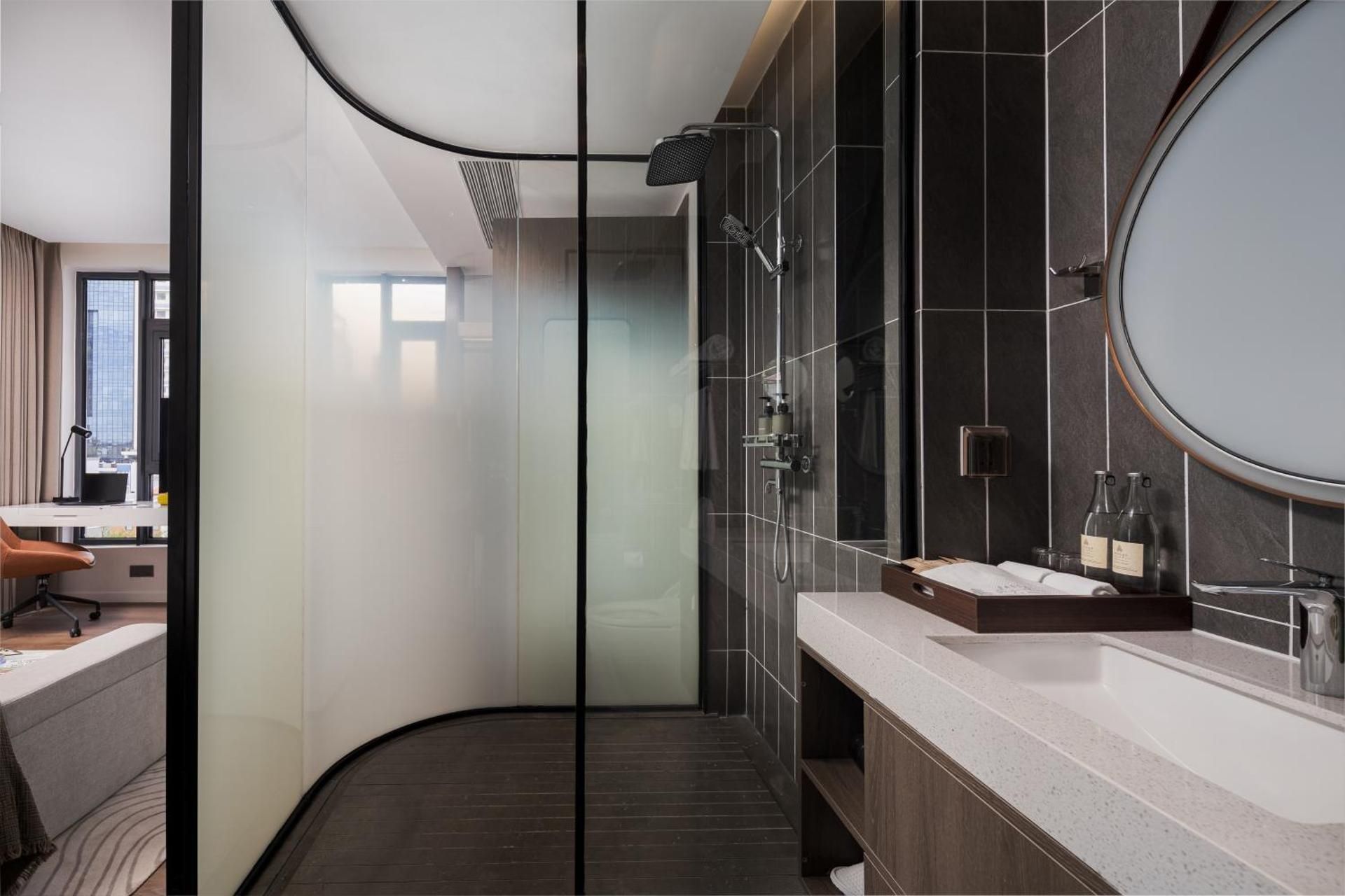 Bassac Signature Hotel & Residence Deluxe King Room with Balcony 3