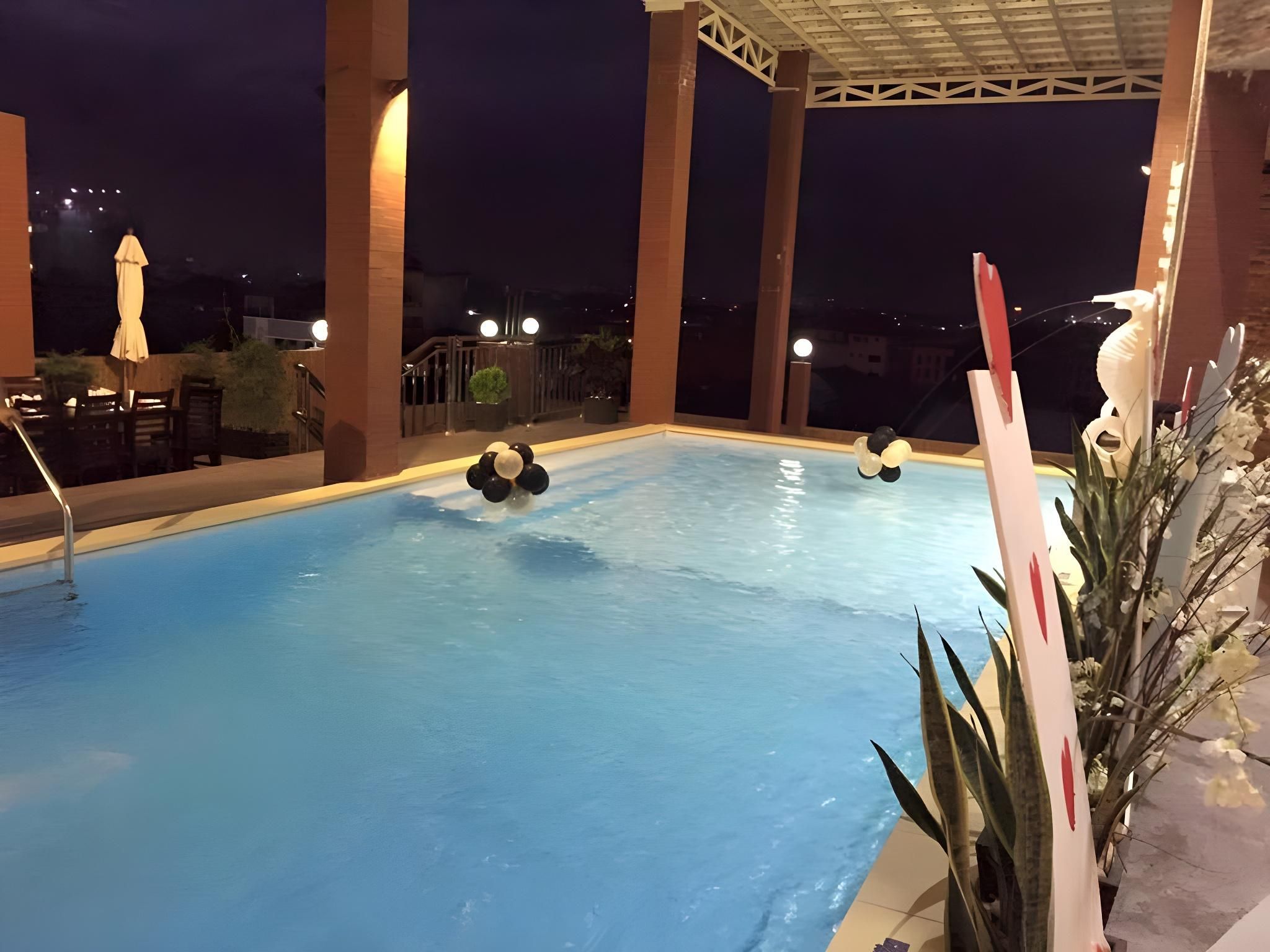 swimming pool [outdoor]