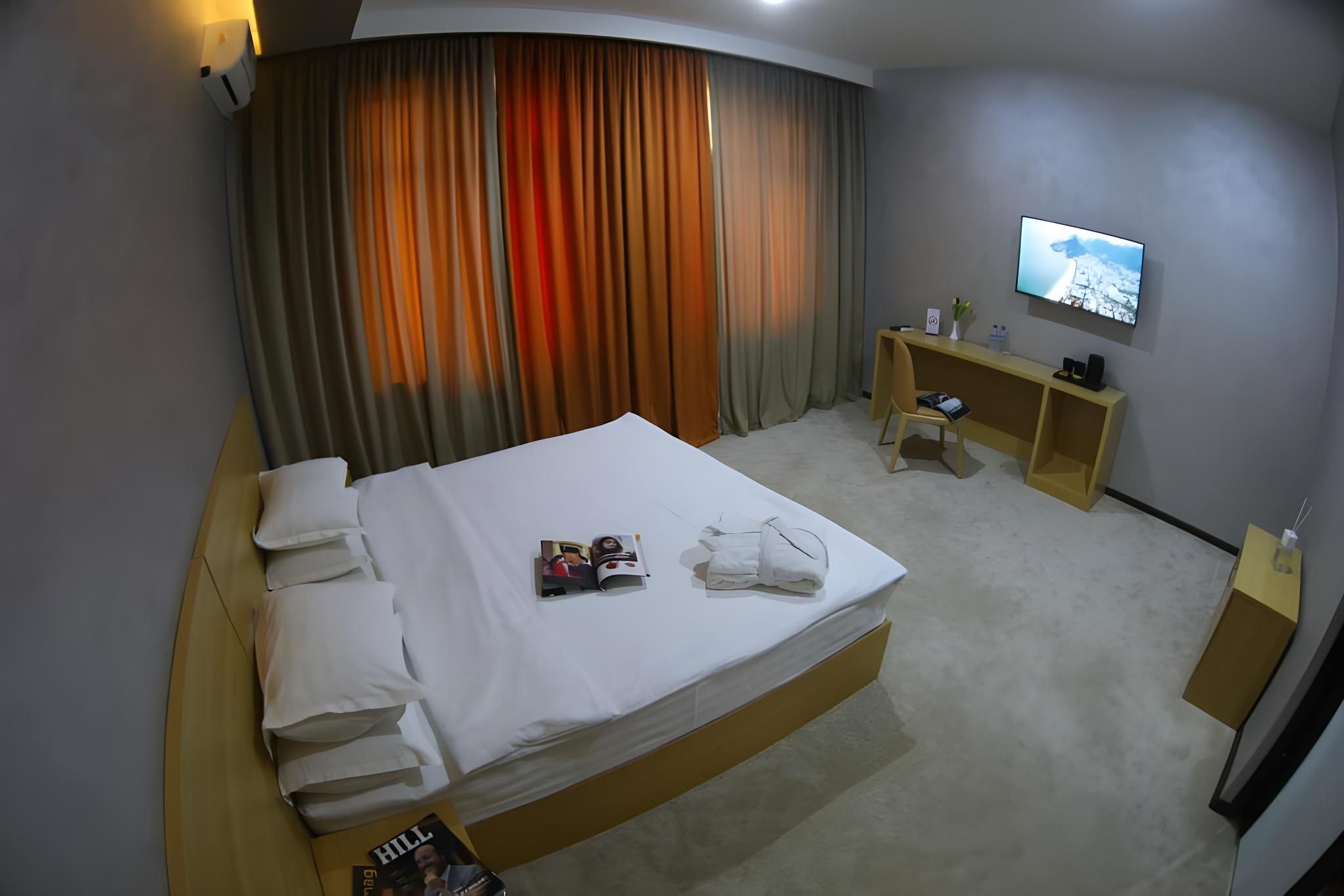 Deluxe - 1 King Bed