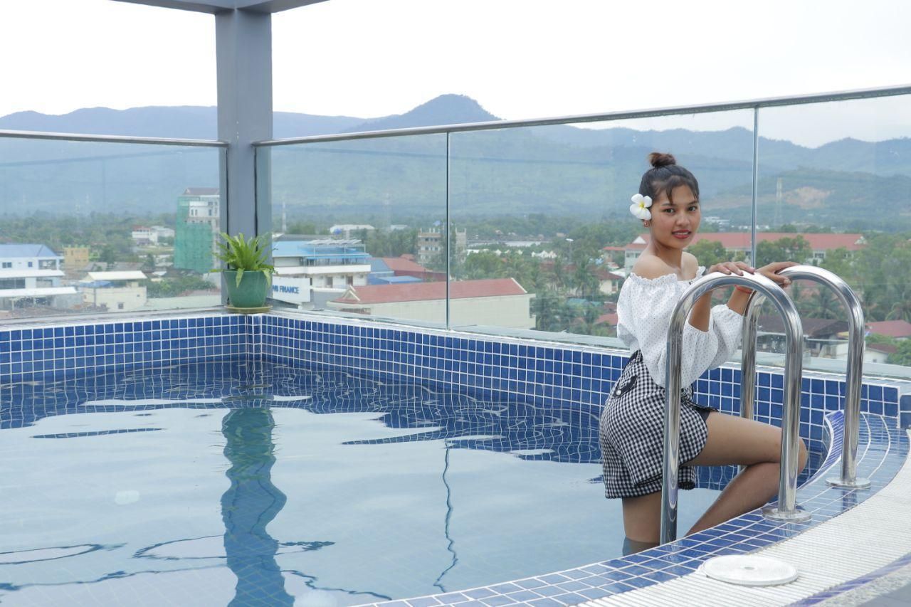 swimming pool [outdoor]