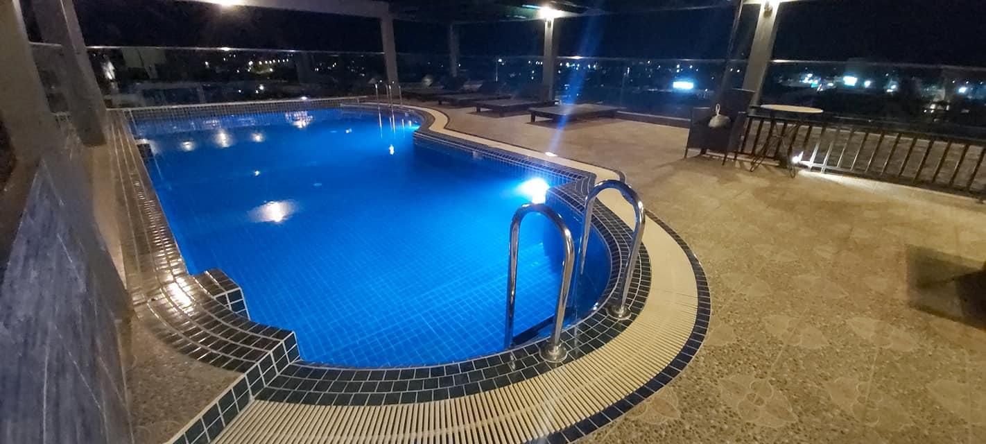 swimming pool [outdoor]