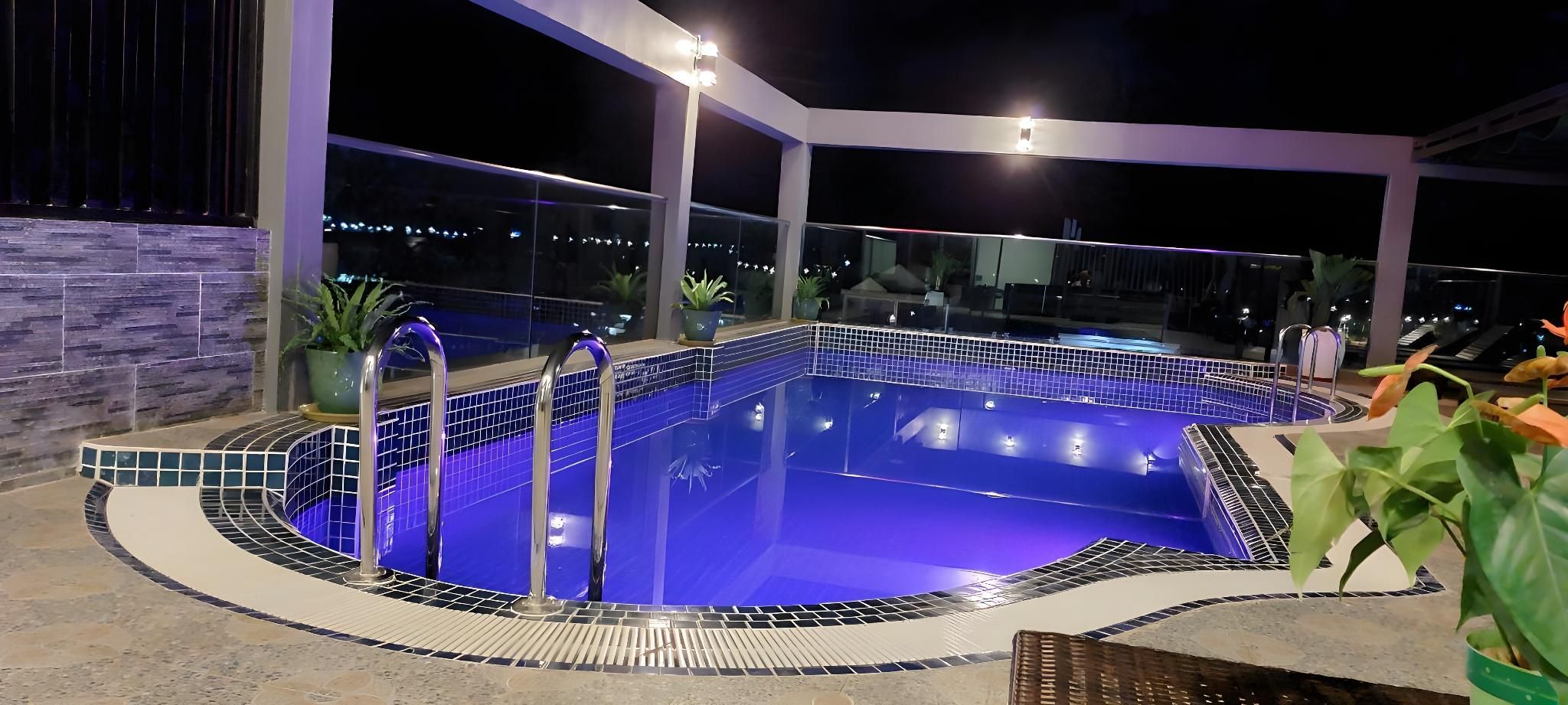 swimming pool [outdoor]