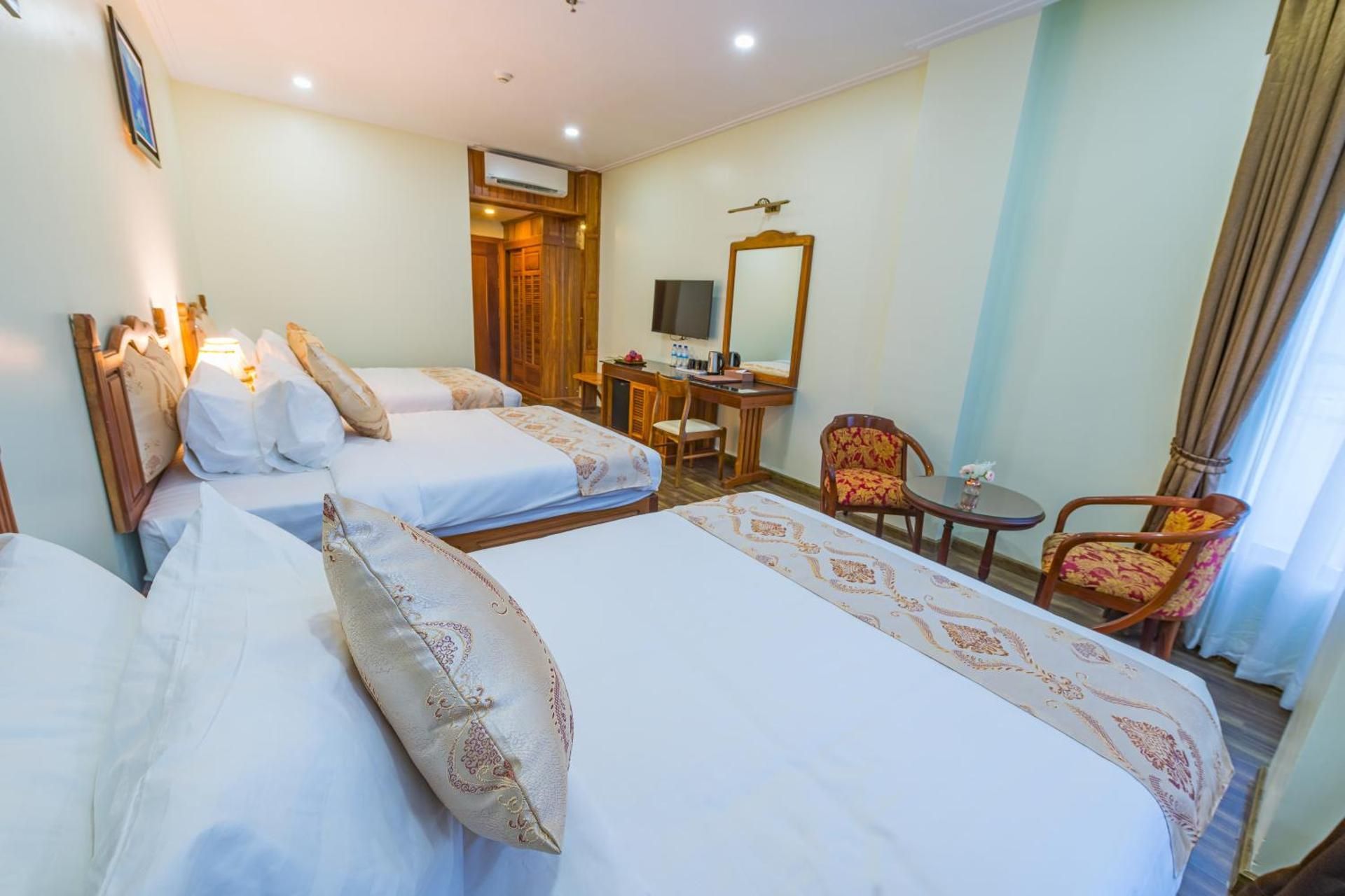 Deluxe Triple, Guest room, 3 Twin/Single Bed(s), Beach view