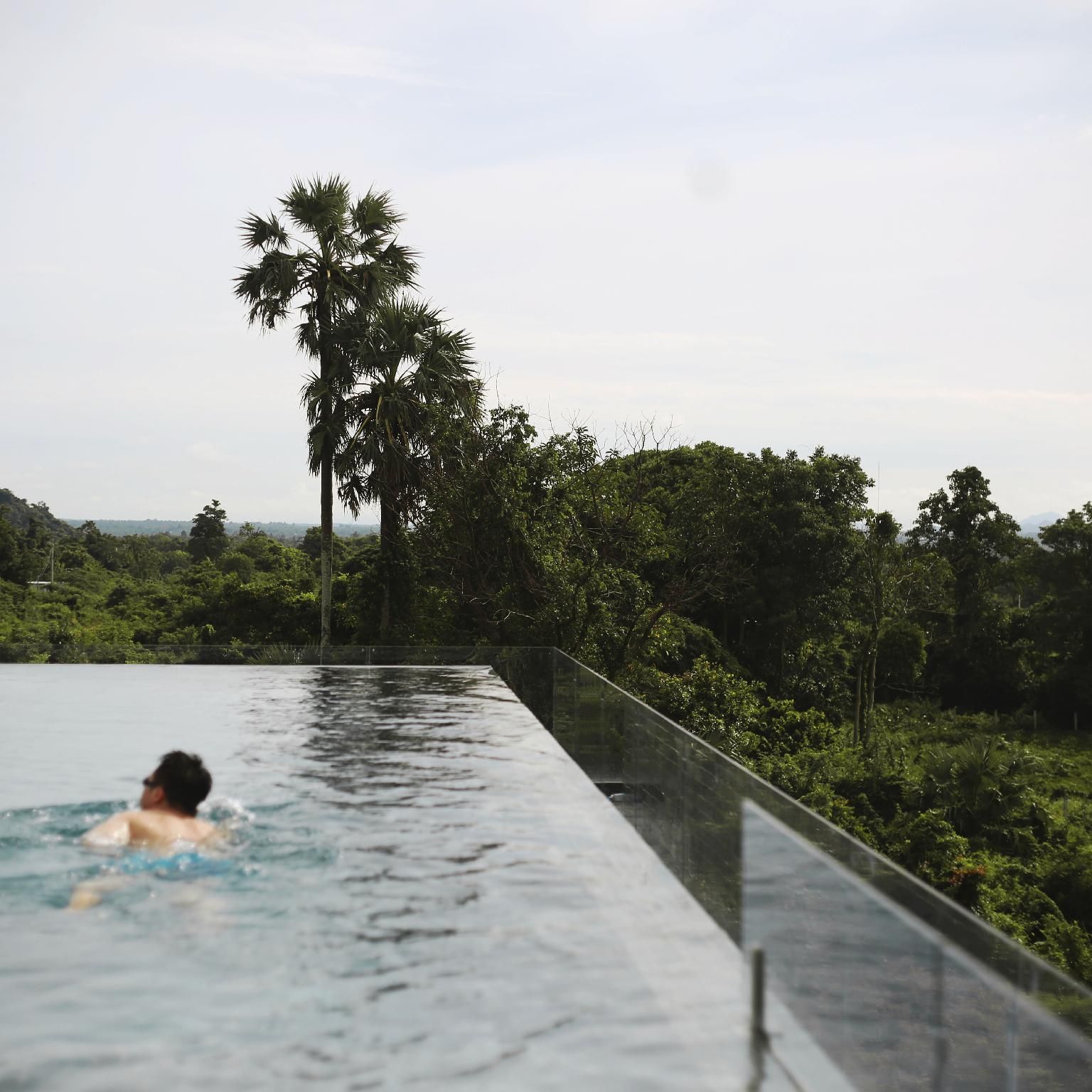 swimming pool [outdoor]