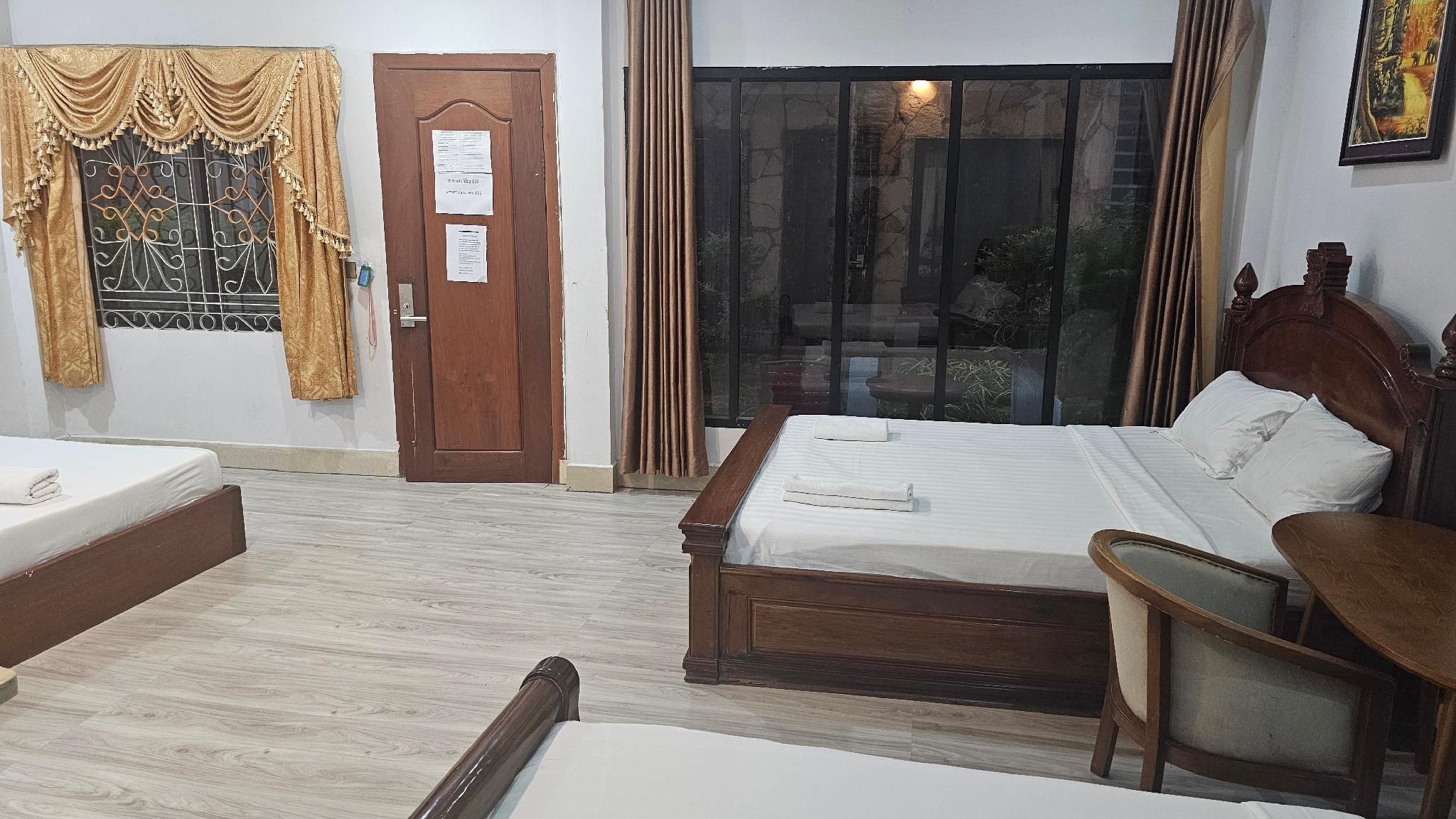 360 Riverview Bungalow & Restaurent Family Room 2