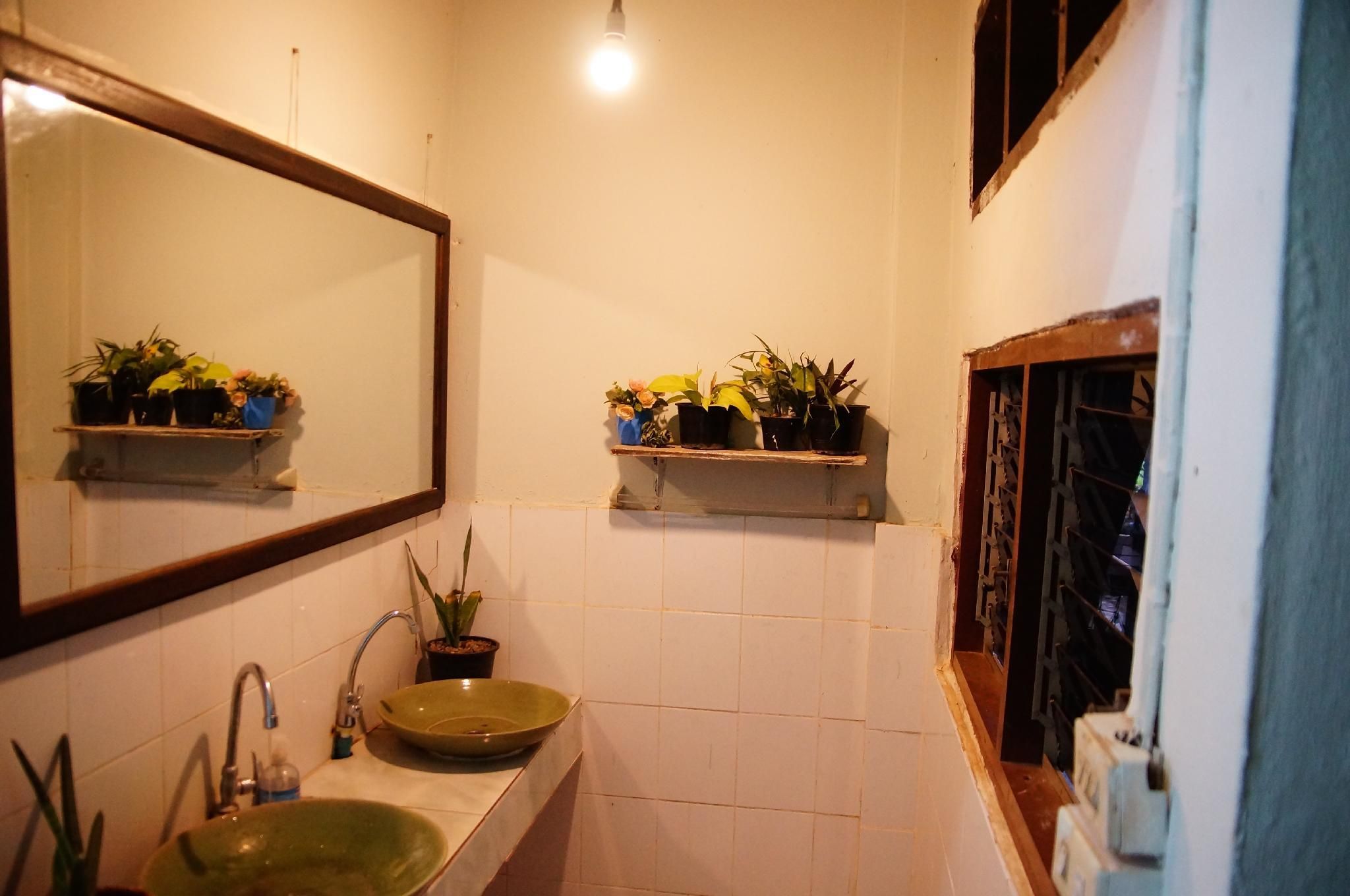 Thakhek Travel Lodge Single with Shared Bathroom 2