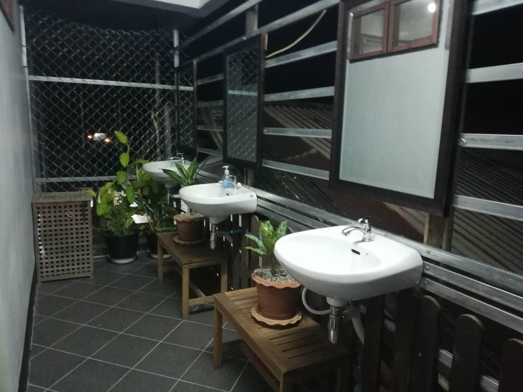 Thakhek Travel Lodge Single with Shared Bathroom 3