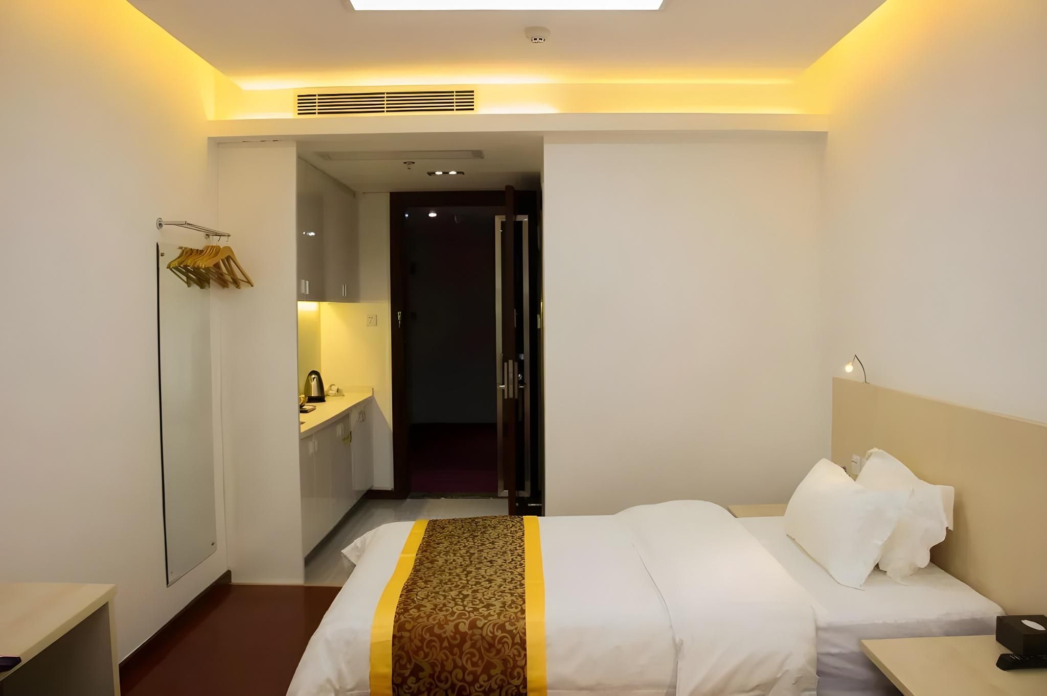 Couple PC Room - No Parking Included