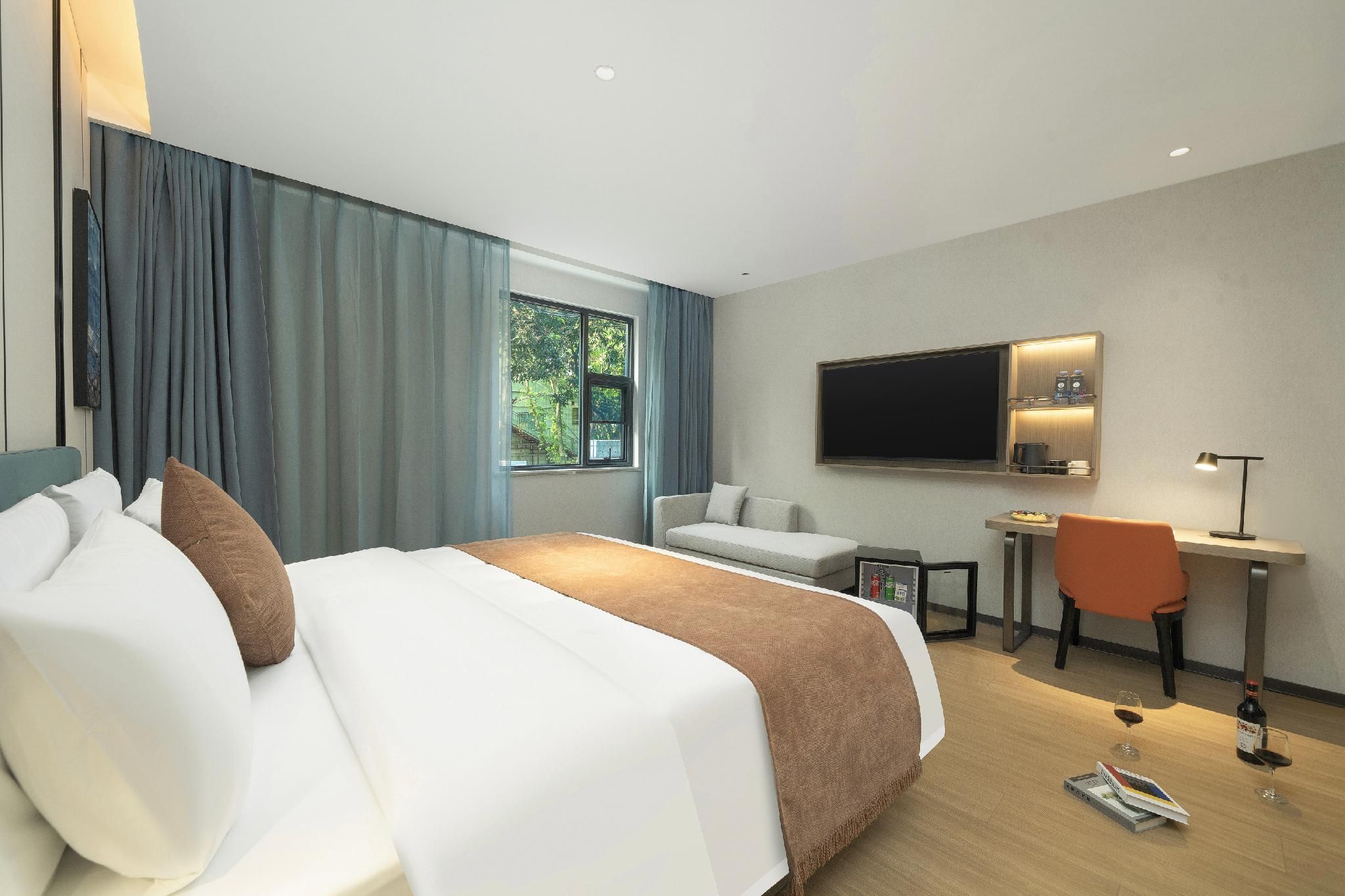 Deluxe Queen Queen Room