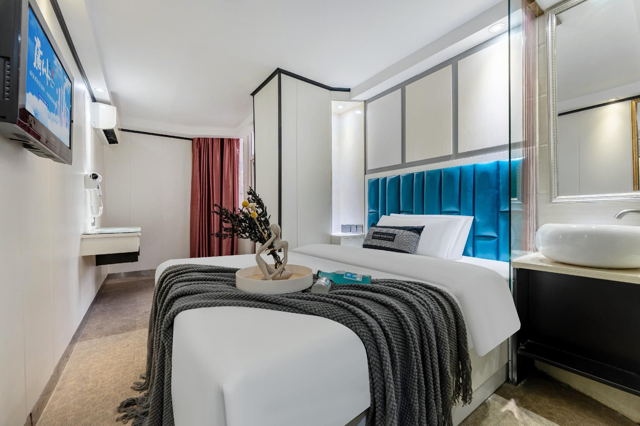 Deluxe Queen Queen Room