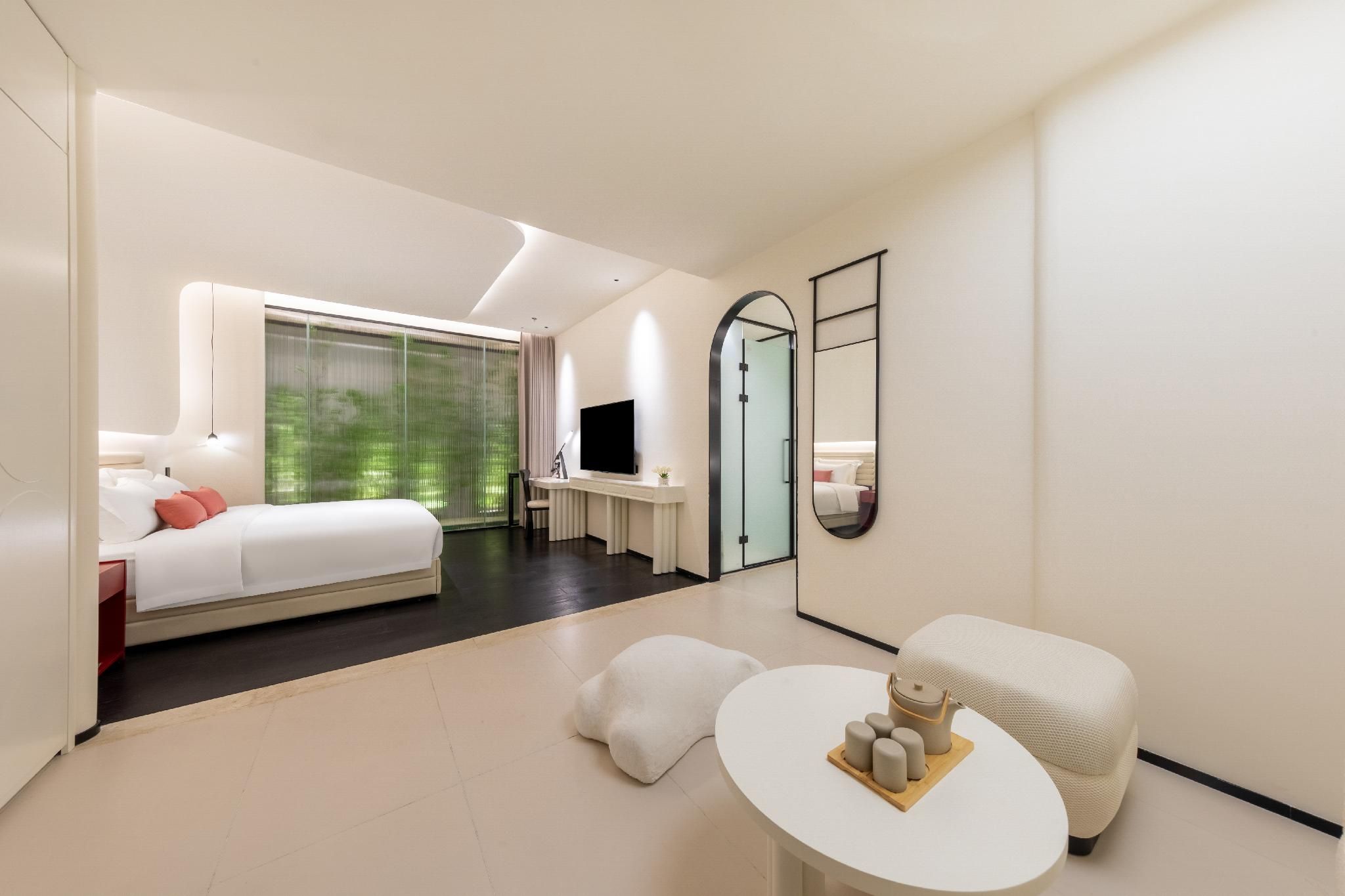 Deluxe Queen with window