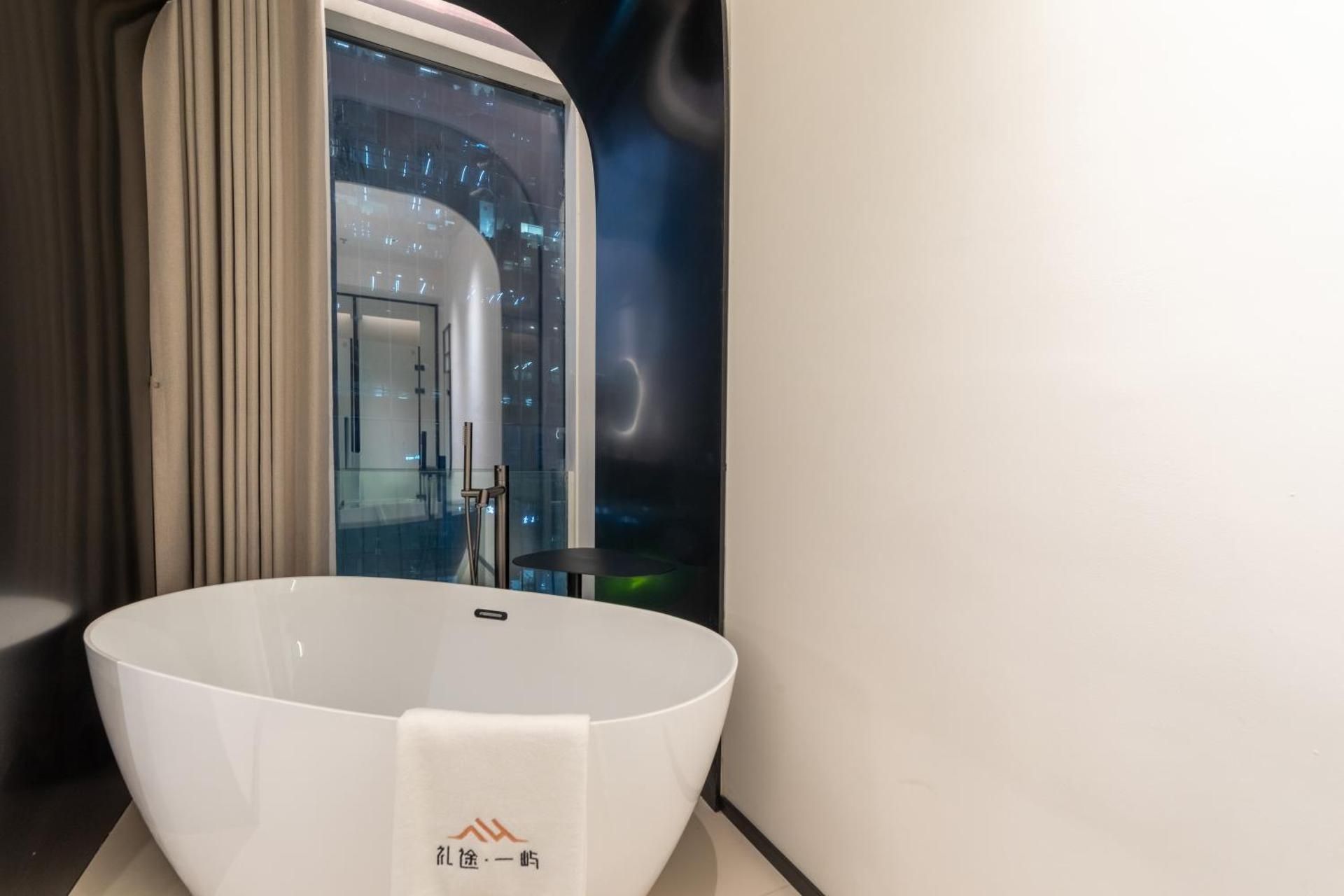 Queen Suite with Spa Bath