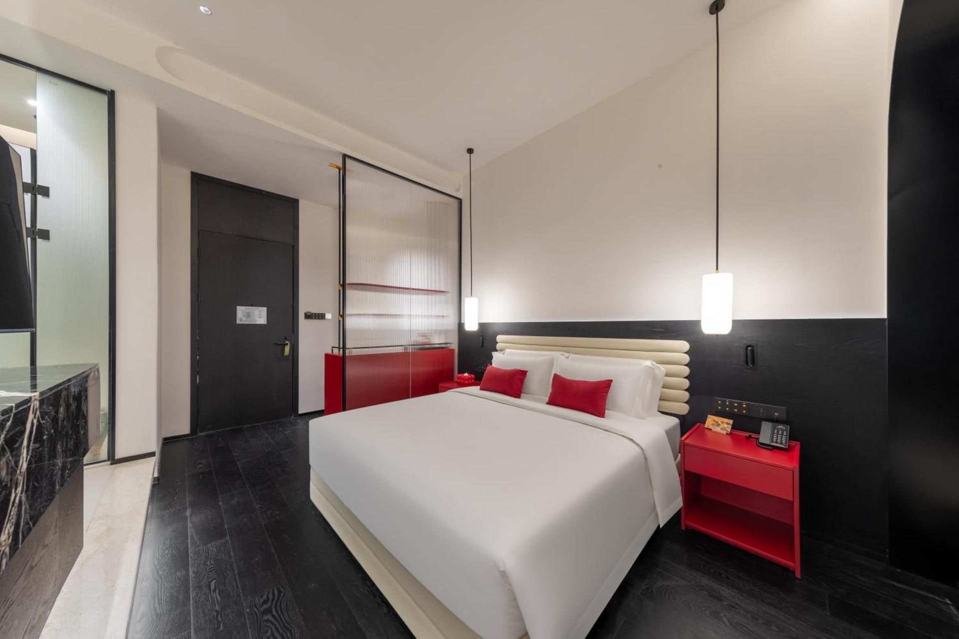 Queen Suite with Spa Bath