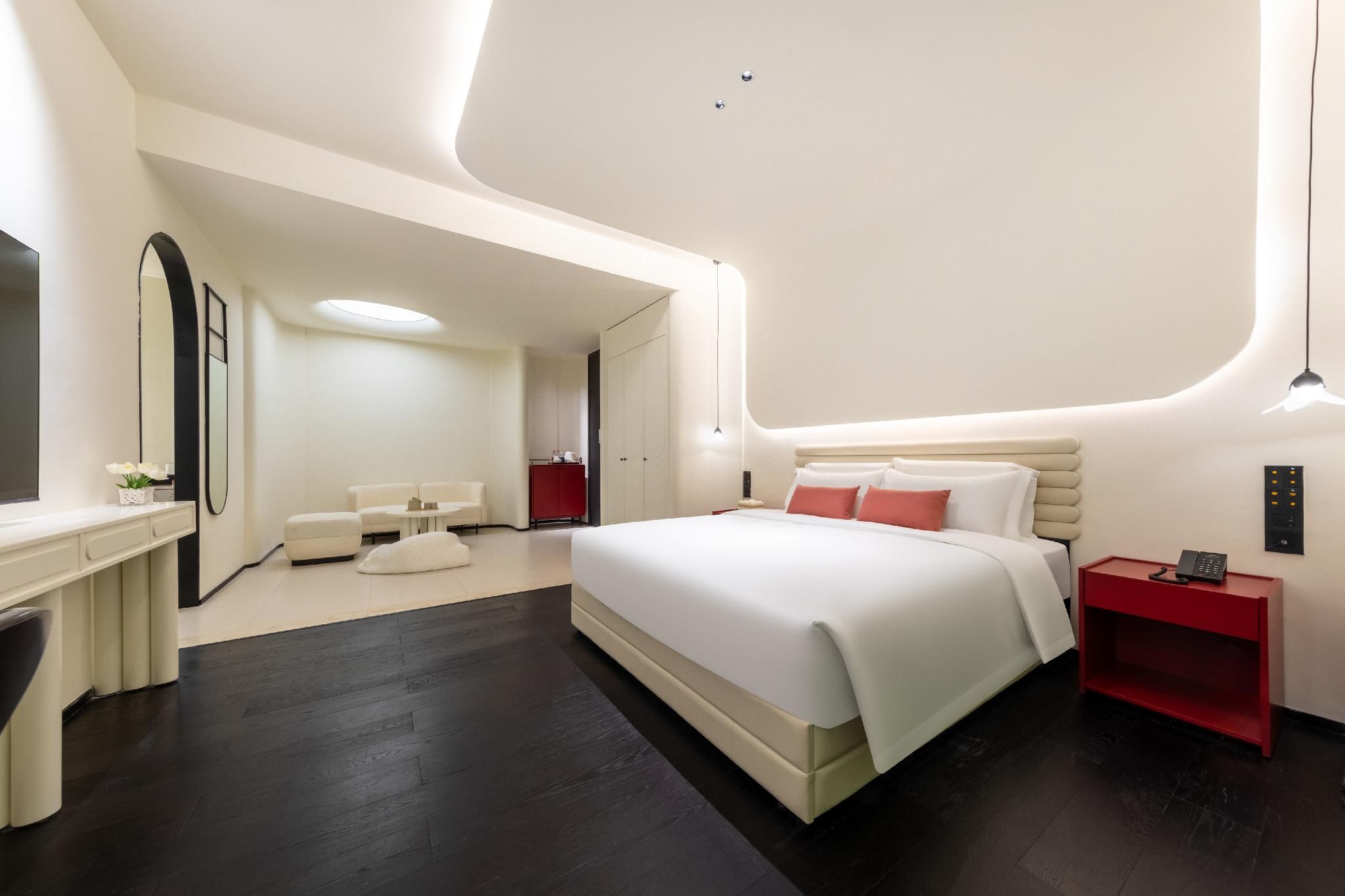 Deluxe Queen with window