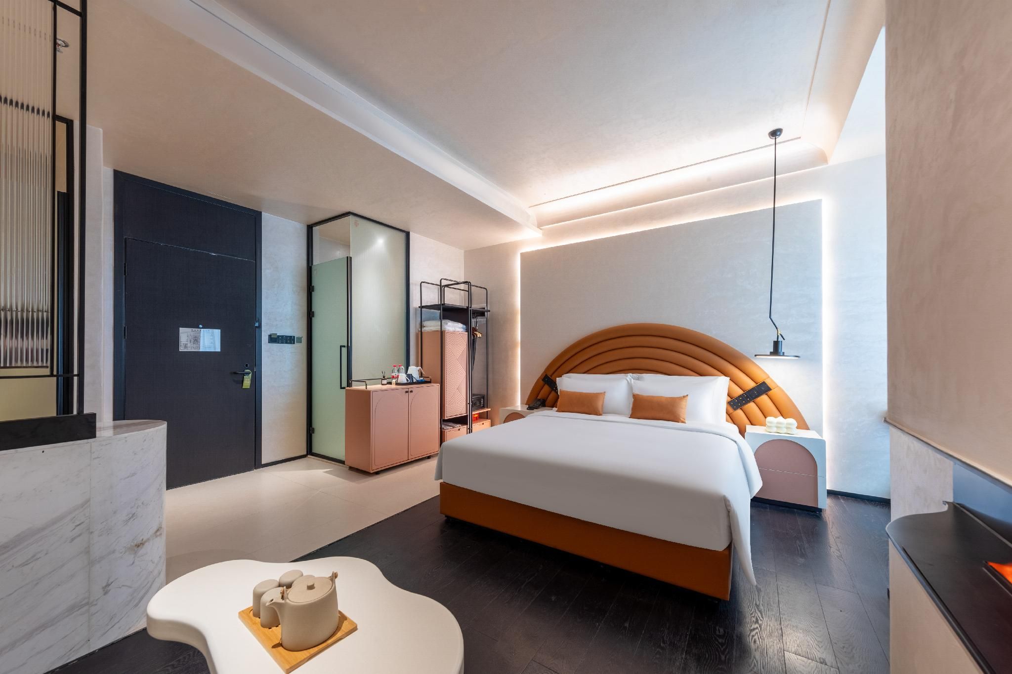 Deluxe Queen with window