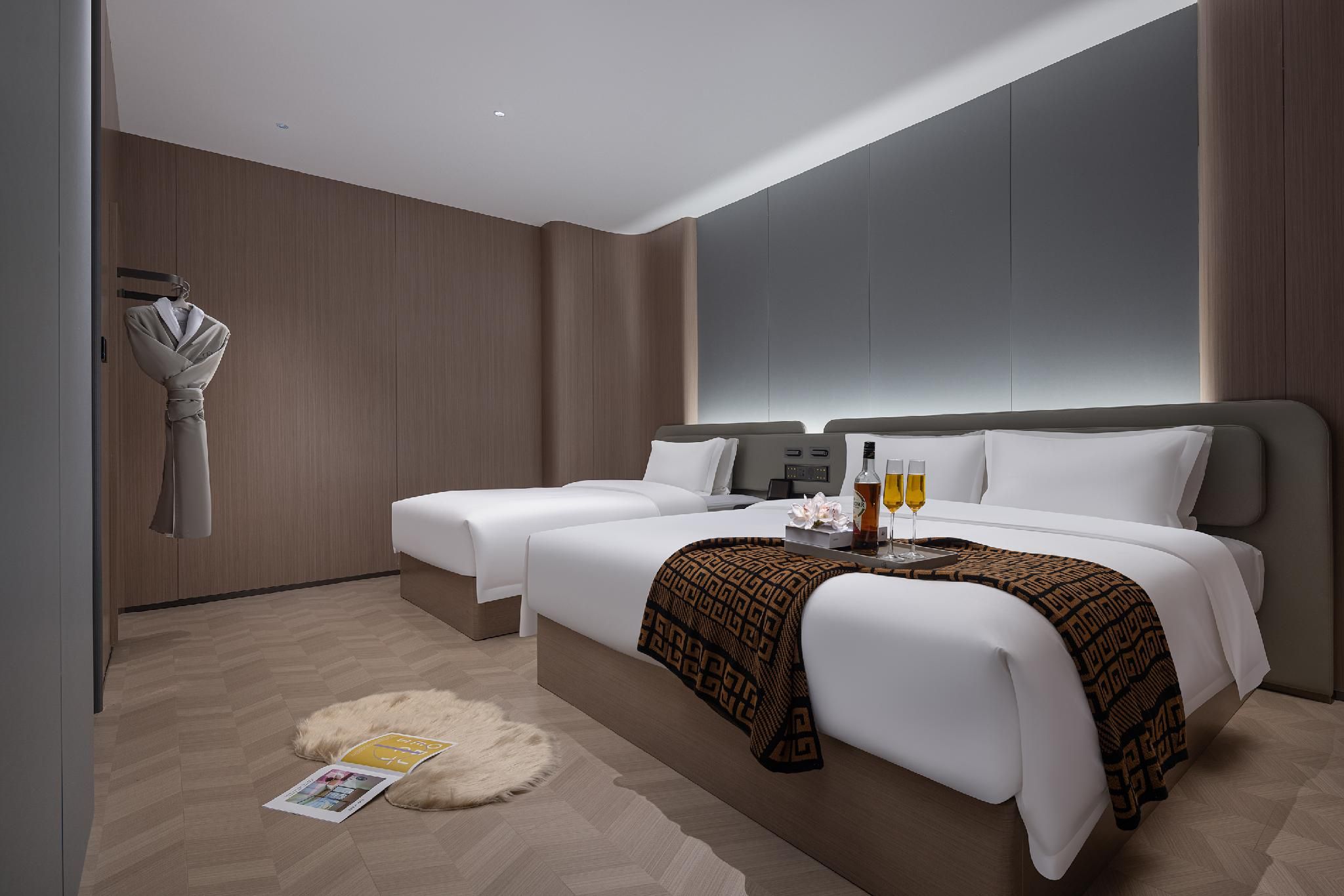 Family Connecting Rooms with King Bed and 2 Single Beds