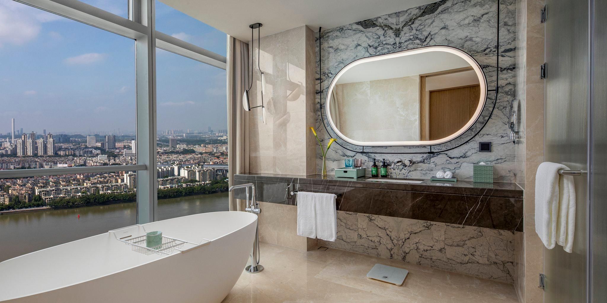 1 King Standard Lounge Access