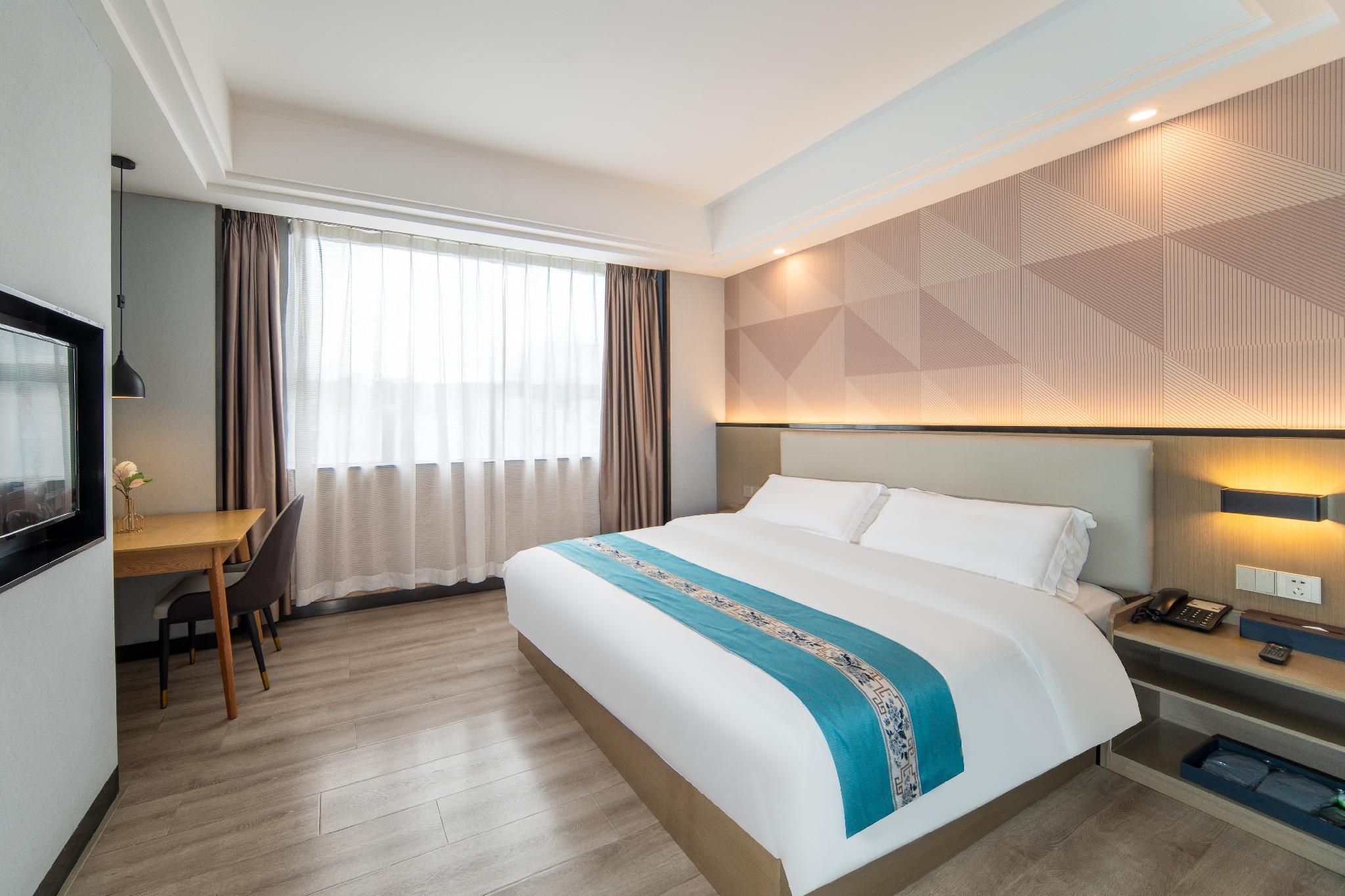 Deluxe Room Queen