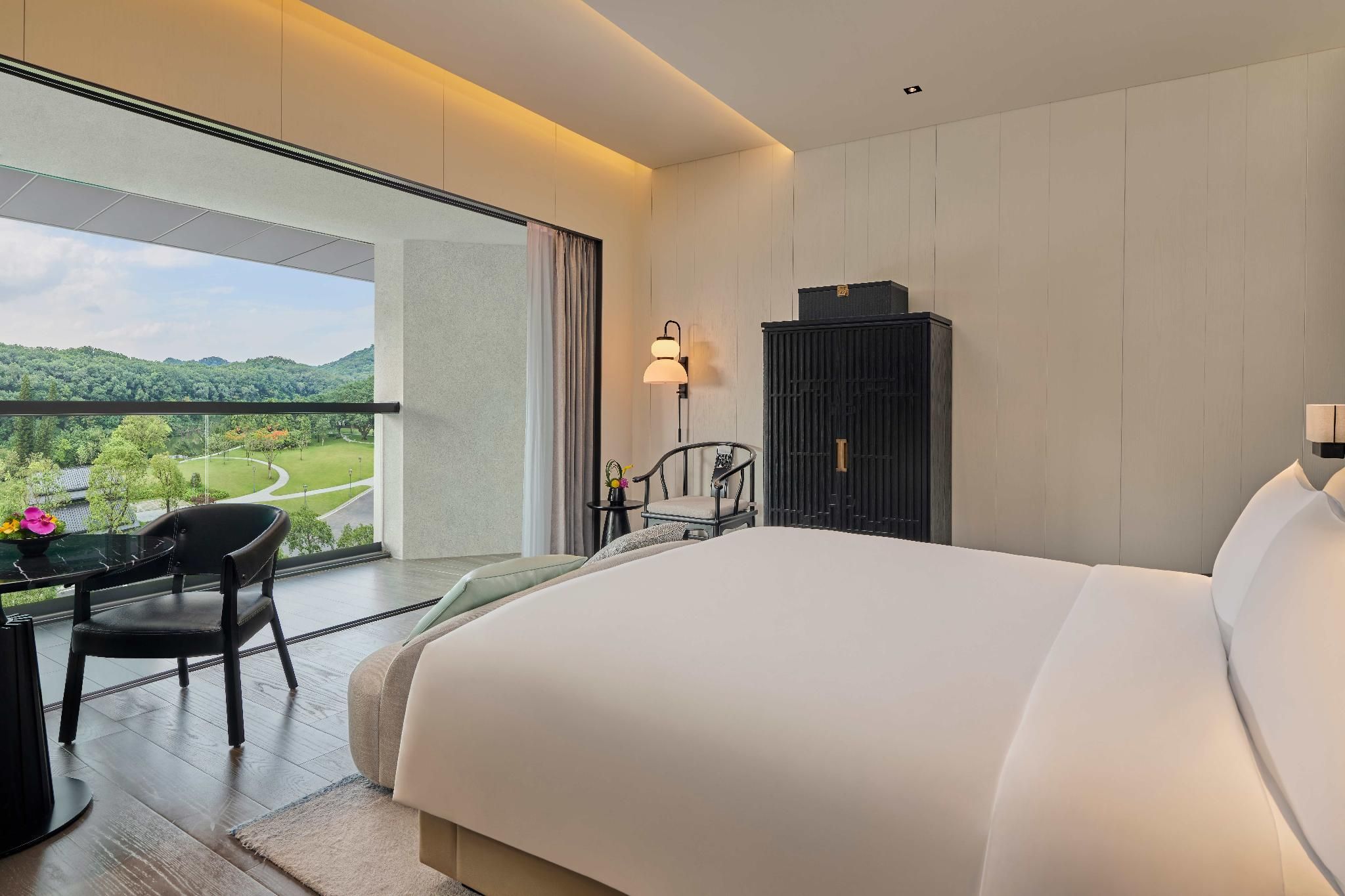 Lake View King Room