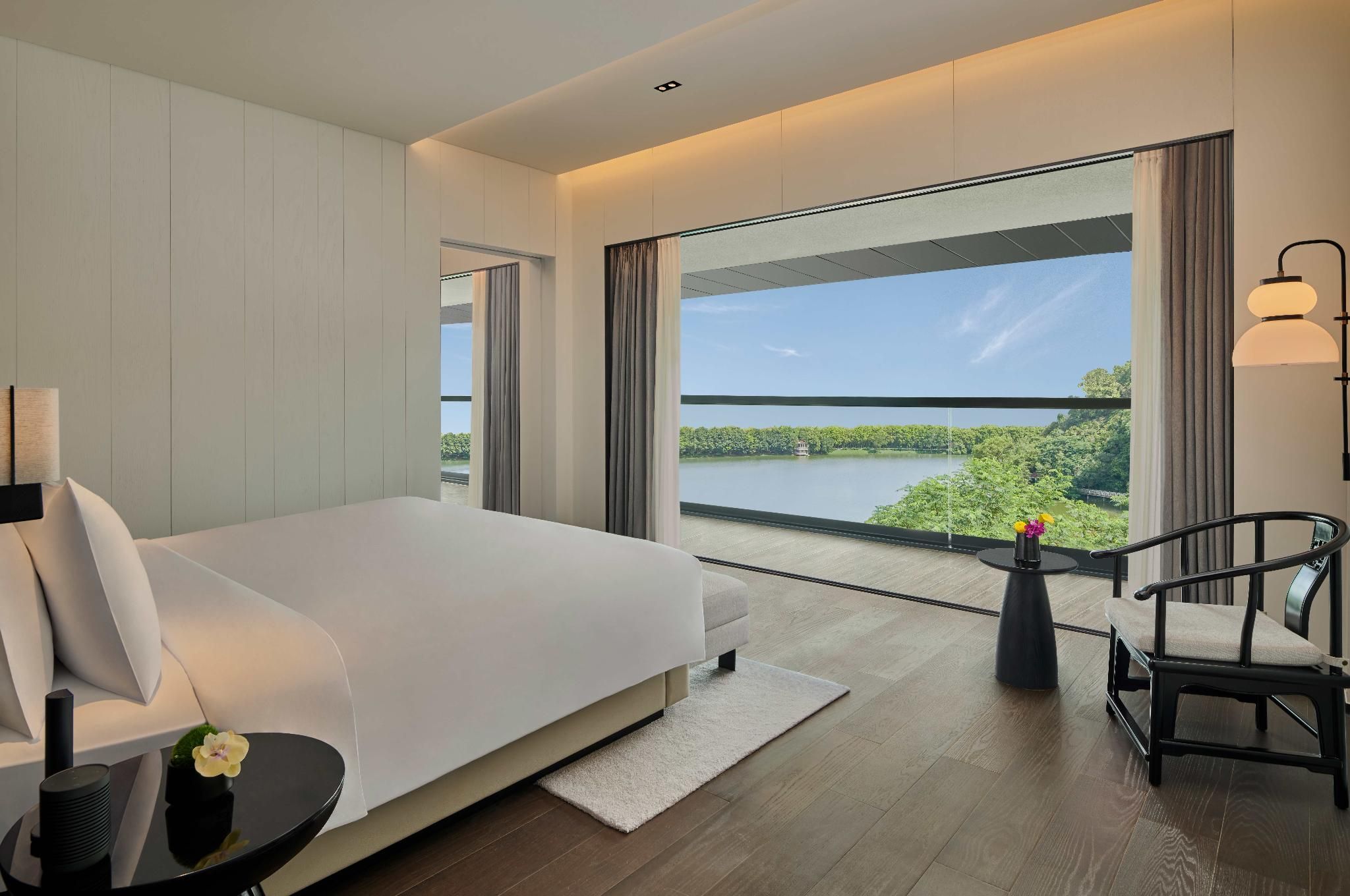 Deluxe Suite Lake View