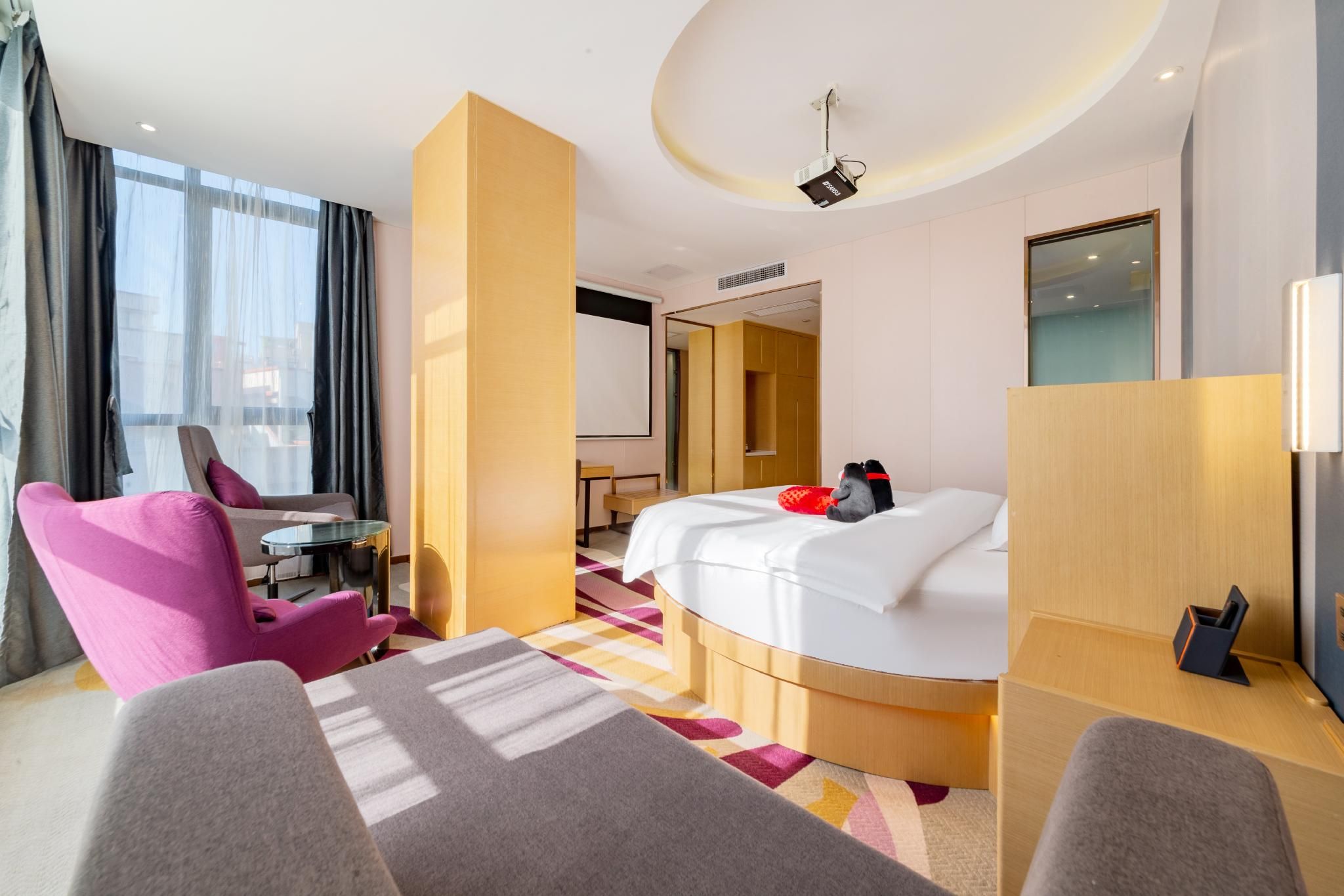 Round Bed Room