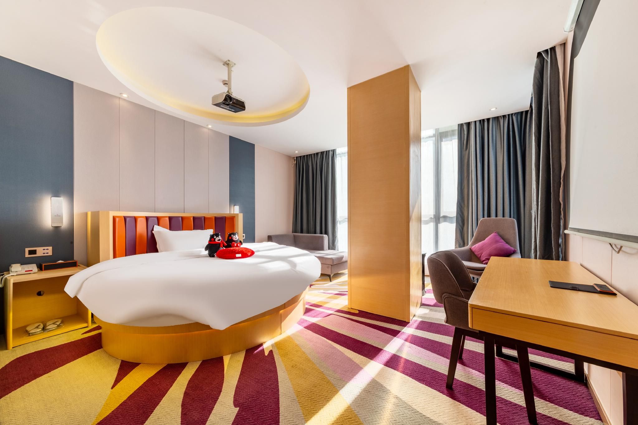 Round Bed Room