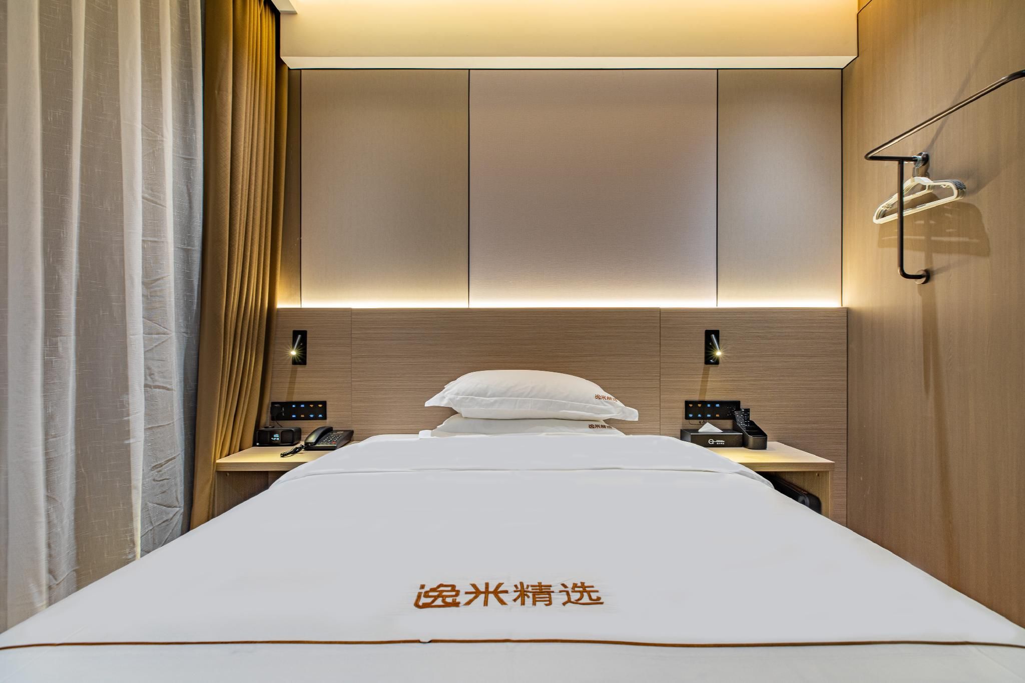 Guest room, Queen