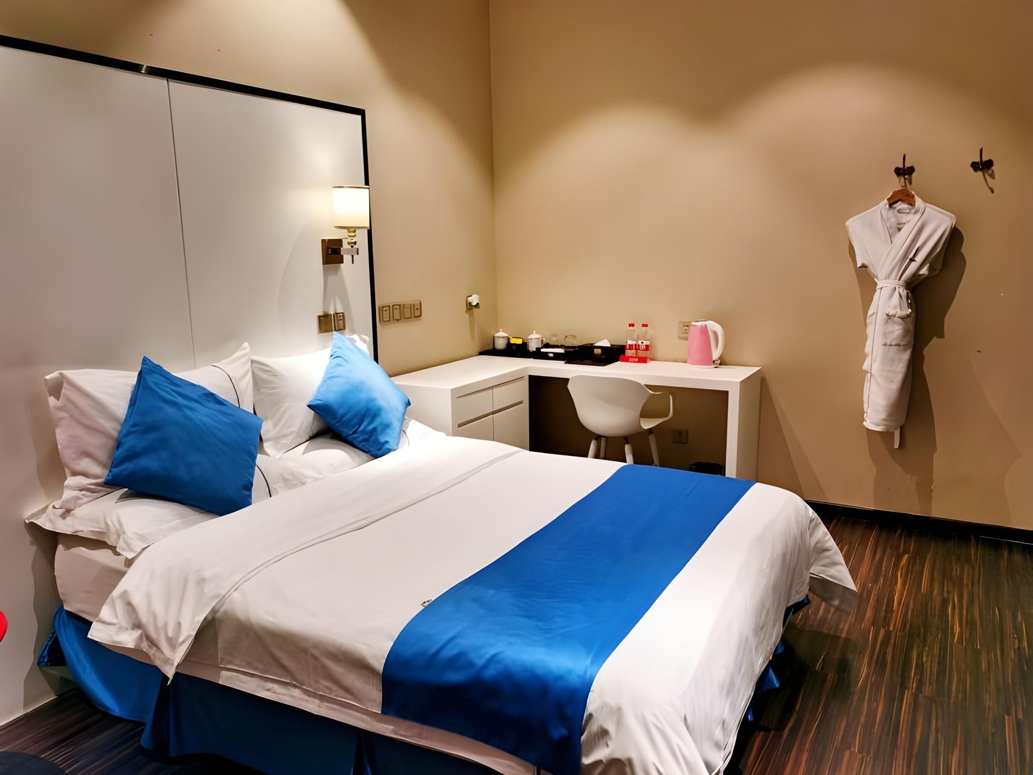 Hotel Queen Room