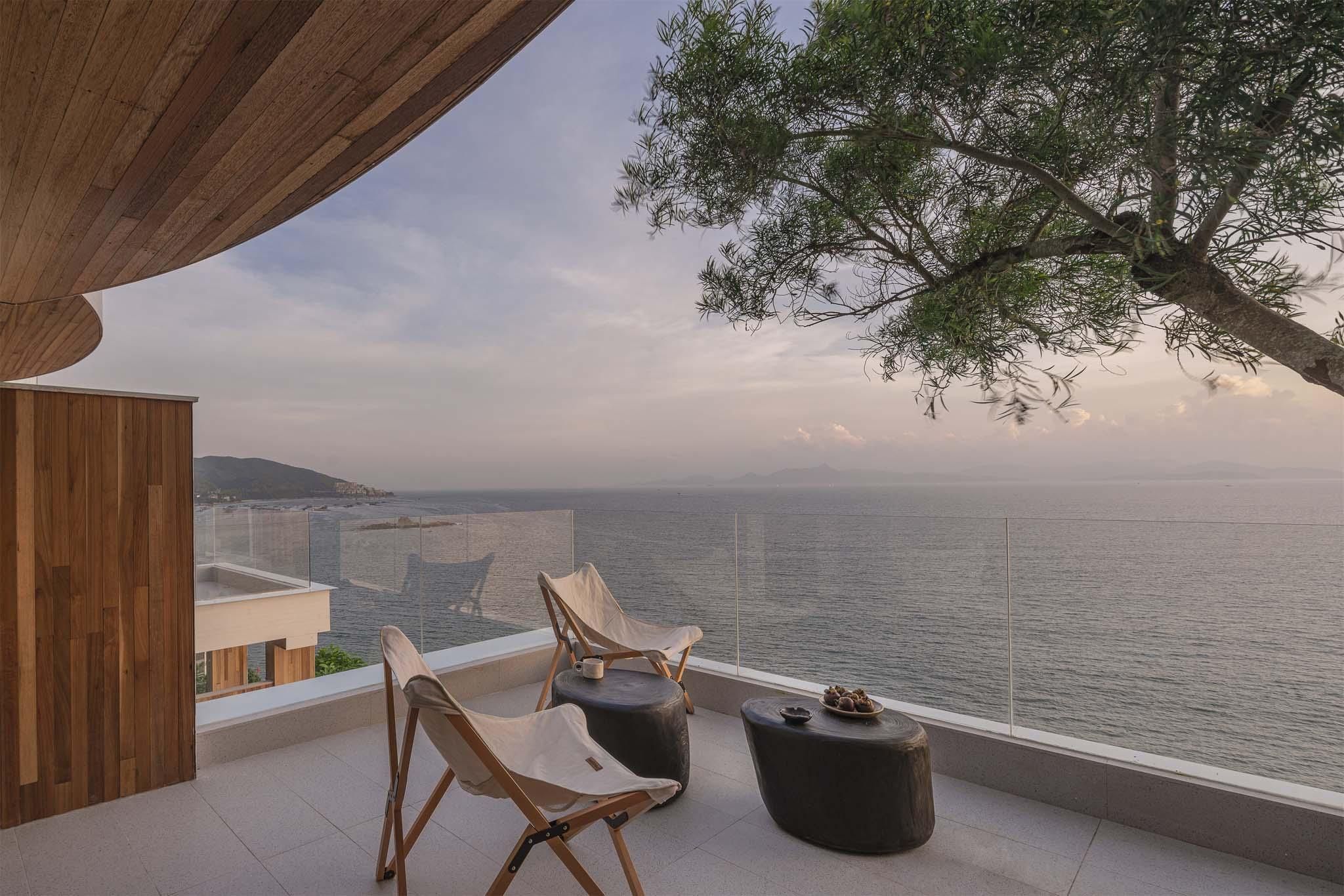 Superior Ocean Front Balcony King